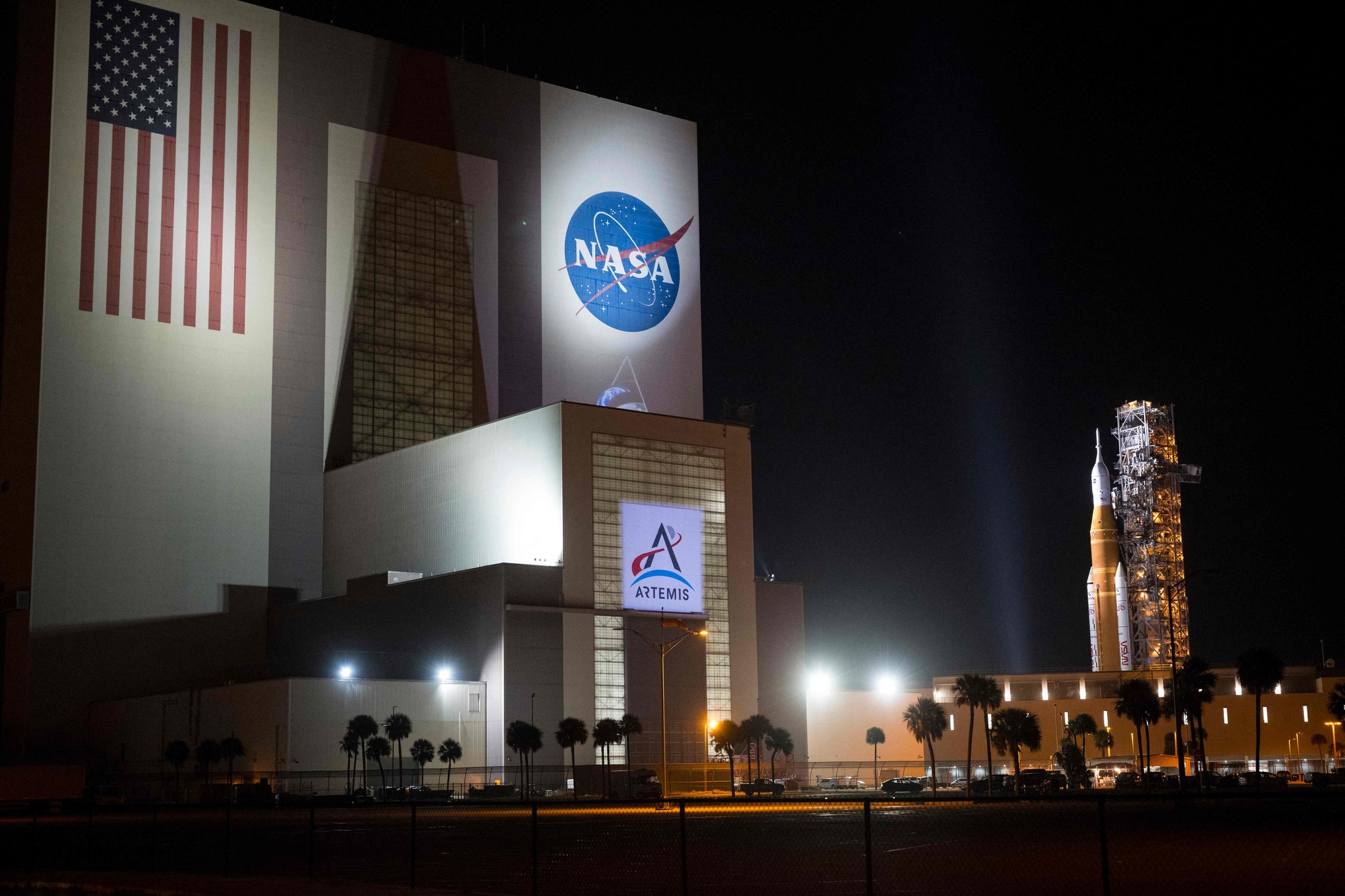 NASA grąžina Mėnulio raketą į paleidimo aikštelę