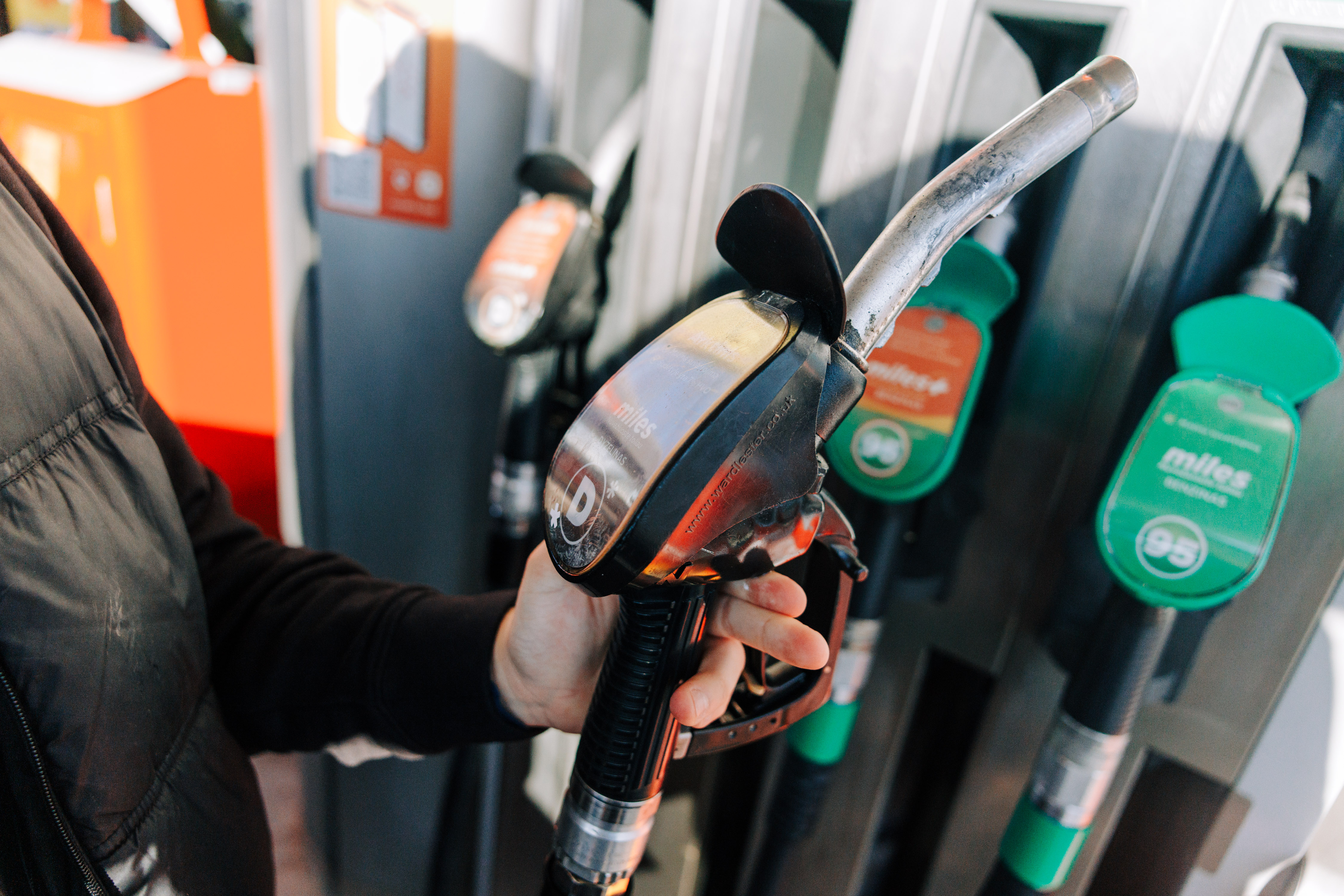 Benzinas ir dyzelinas pinga toliau: atskleidė, kiek ketvirtadienį ...