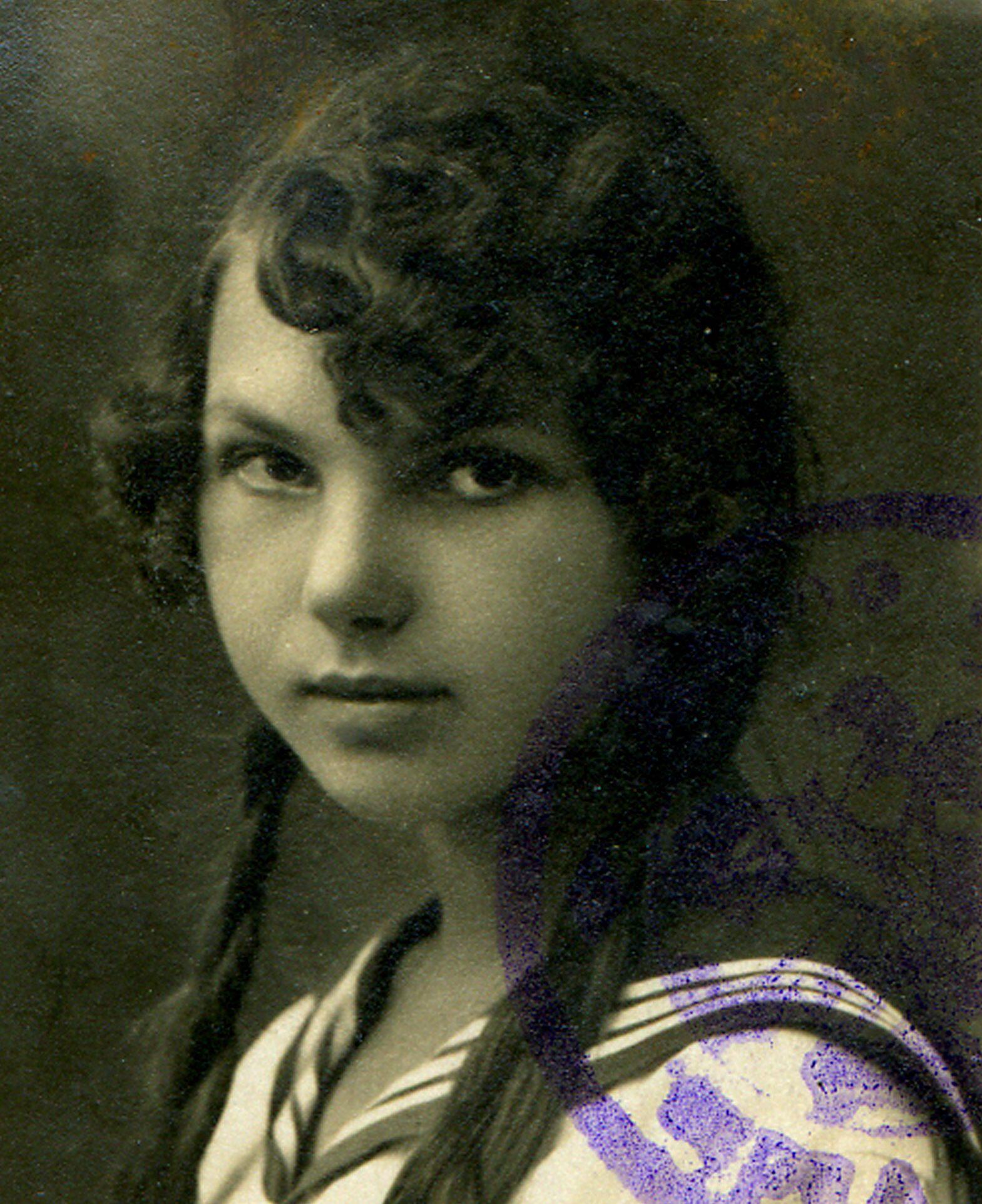 [1933 m. Lietuvos kino teatrų tarnautojų baliuje išrinkta Kauno kino teatrų tarnautojų mis Elena Matulevičiūtė, „Kapitol“ kino teatro kasininkė].