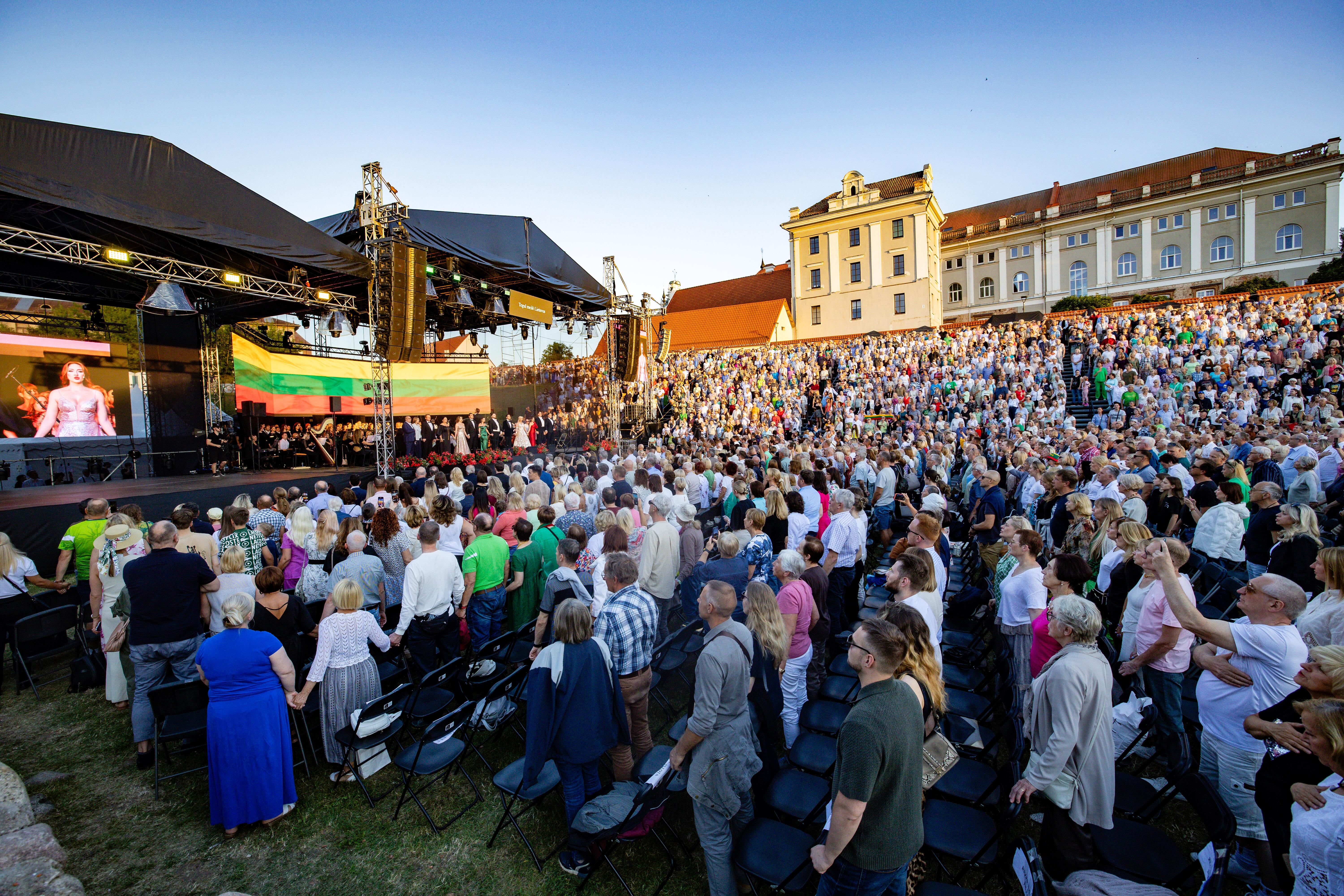 Iškilmingai: pagrindiniai festivalio koncertai skamba ypatingu laiku – Valstybės dieną, kai pasididžiuojame savo praeitimi, istorija ir švenčiame laisvę.