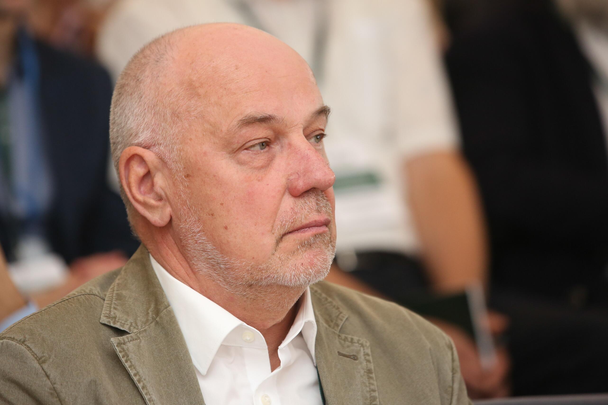 Nelogiška: R. Lazutka stebisi: jei gynybai reikia papildomų lėšų, kodėl apmokestinamas tik nekilnojamasis turtas, o finansinis – bankuose laikomi indėliai, vertybiniai popieriai, akcijos – ne.