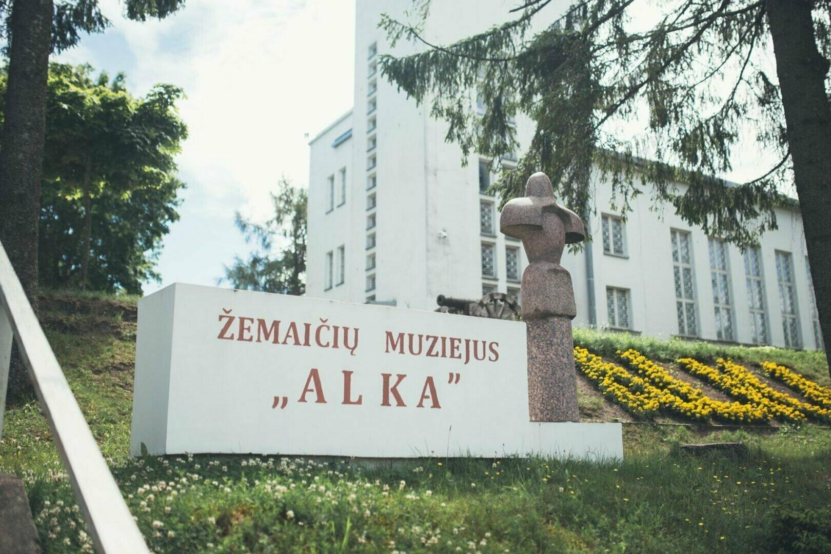 Muziejus: „Alka“ – tikras lobynas istorijos gurmanams. O kur dar etnografinės trobos, žemaitiški drabužiai, archajiški muzikos instrumentai, sakralinio meno kolekcija atokiau įsikūrusiuose padaliniuose.