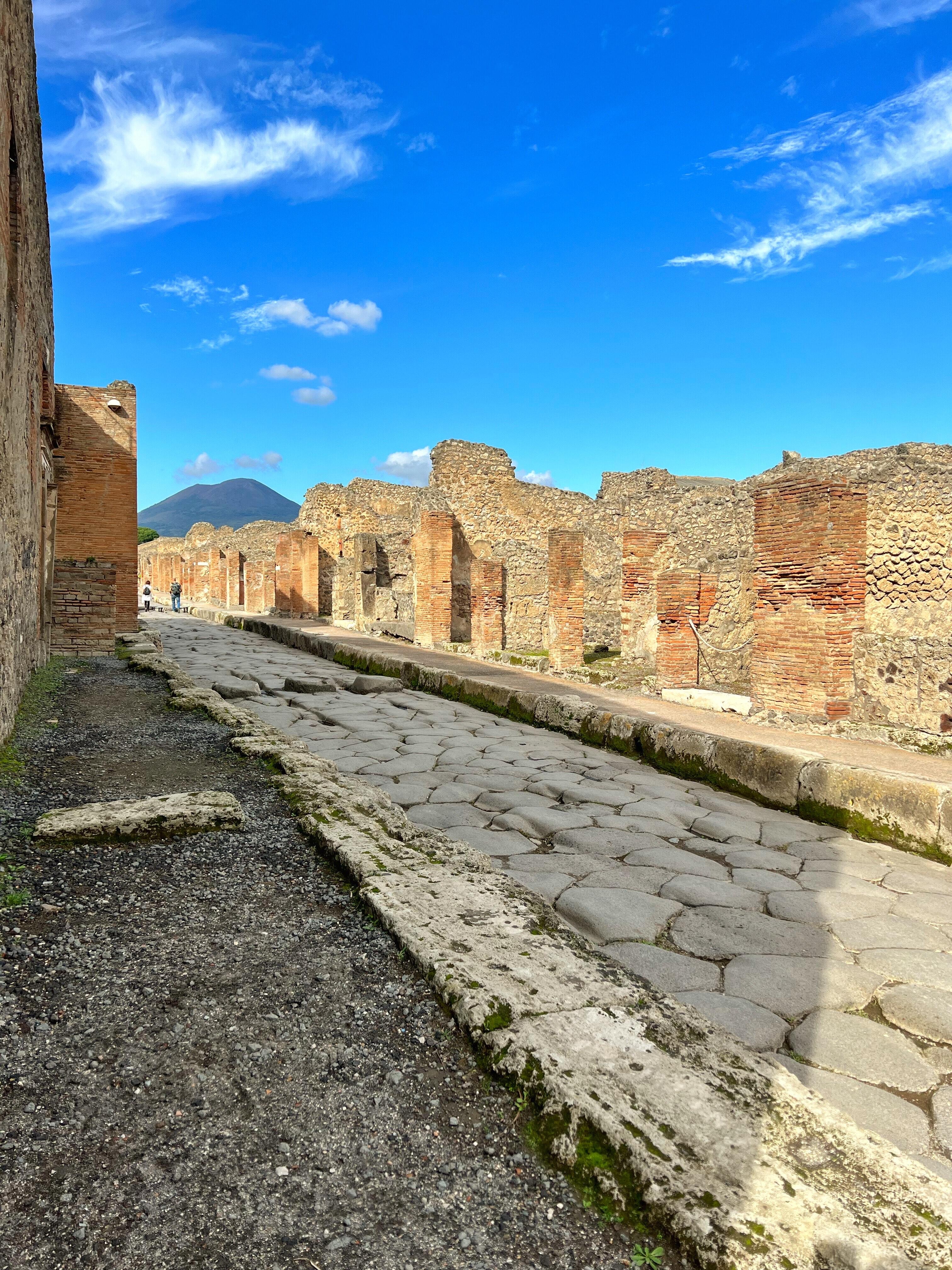 Pompėja: senovės Romos miestas, palaidotas po išsiveržusio Vezuvijaus pelenais, šiandieną – UNESCO Pasaulio paveldo objektas, turintis išskirtinę istorinę ir kultūrinę vertę.