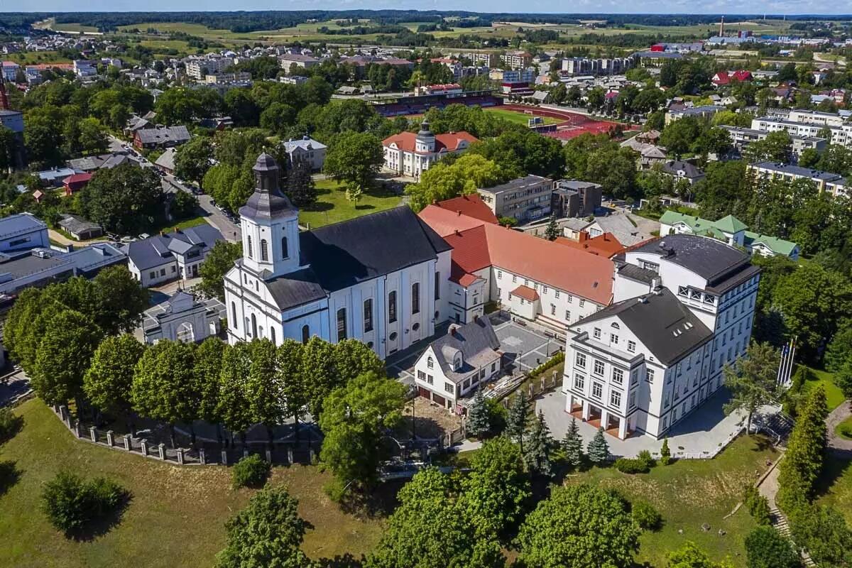 Sakralu: ant Insulos kalvos išdidžiai stovi Telšių Šv. Antano Paduviečio katedra, išsiskirianti ne tik įspūdinga architektūra, bet ir vyskupų kripta. Šalia jos glaudžiasi buvęs bernardinų vienuolynas, o netoliese – vyskupų rūmai.