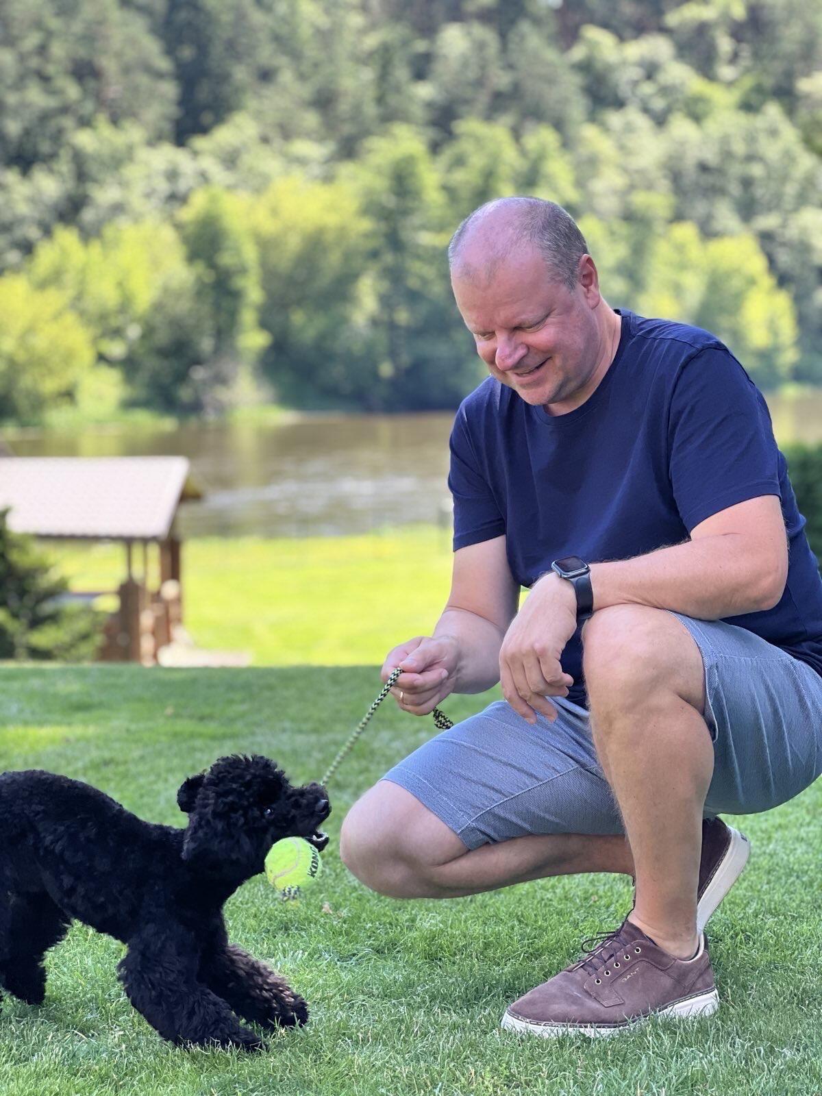 Išdaigos: kiekvienas šuns šeimininkas žino – kad ir koks paklusnus augintinis, vis tiek iškrės kokią šunybę. S. Skvernelis su šypsena prisimena istoriją, kai Bitė paslapčia tiek prisivalgė ant stalo palikto torto, kad reikėjo ieškoti skubios pagalbos.
