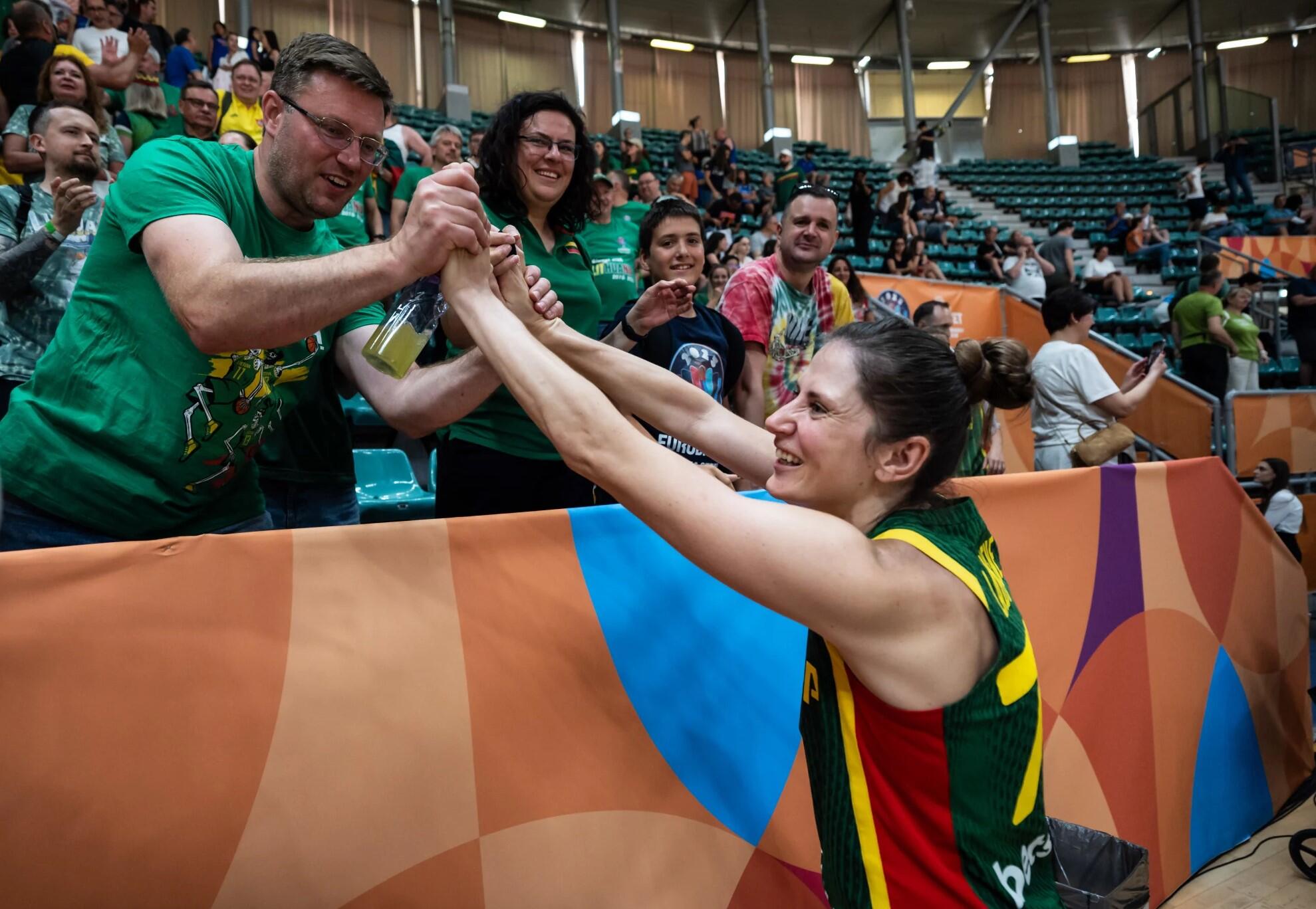 Emocijos: krepšininkės pergalės džiaugsmu dalijosi su sirgaliais.
