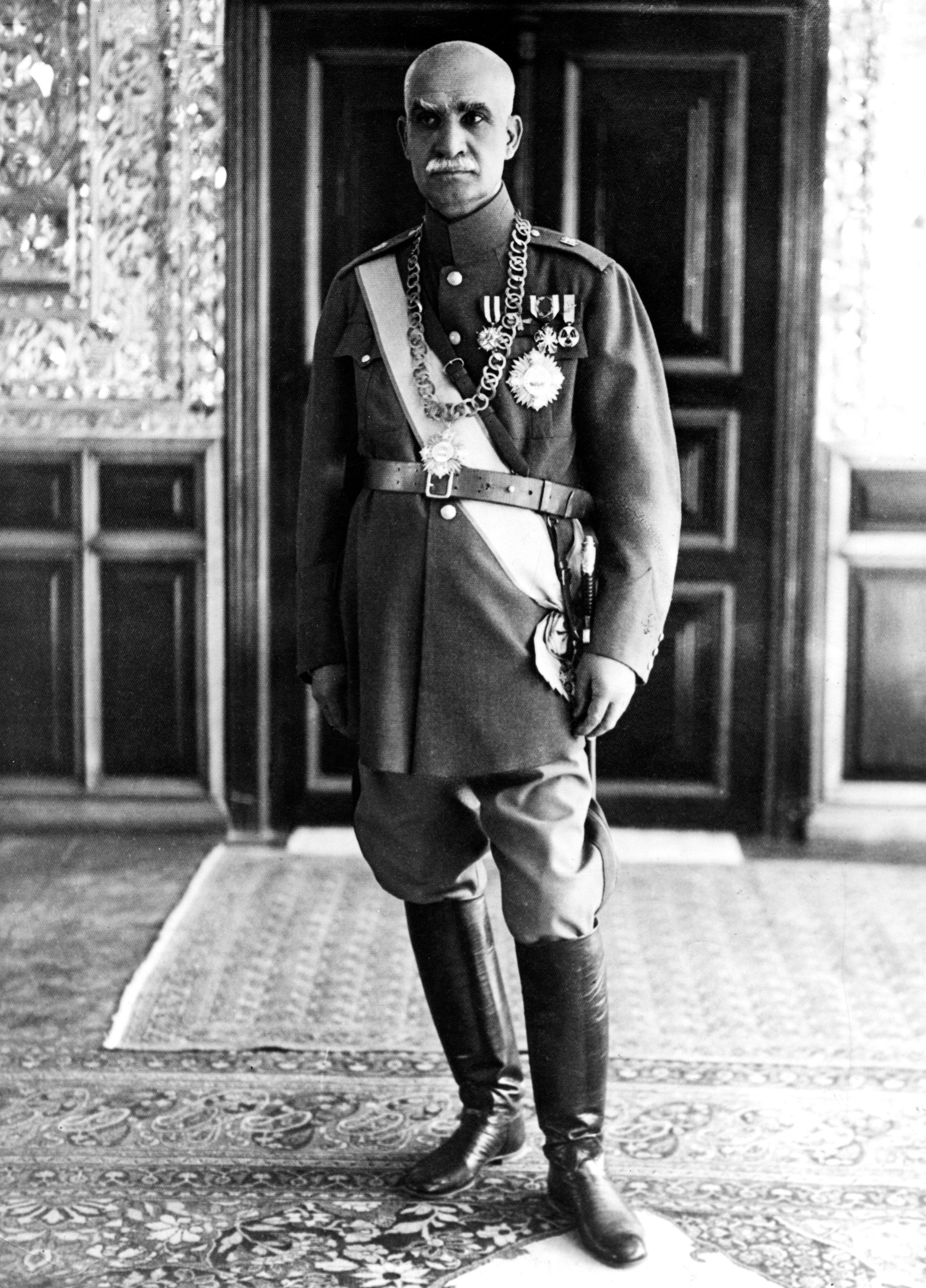 Dinastija: priešpaskutinis Irano monarchas Reza Khanas taip pat buvo apie Persijos modernizaciją svajojęs autoritaras, tačiau tuo pat metu jis rodė prielankumą Ašies valstybėms.