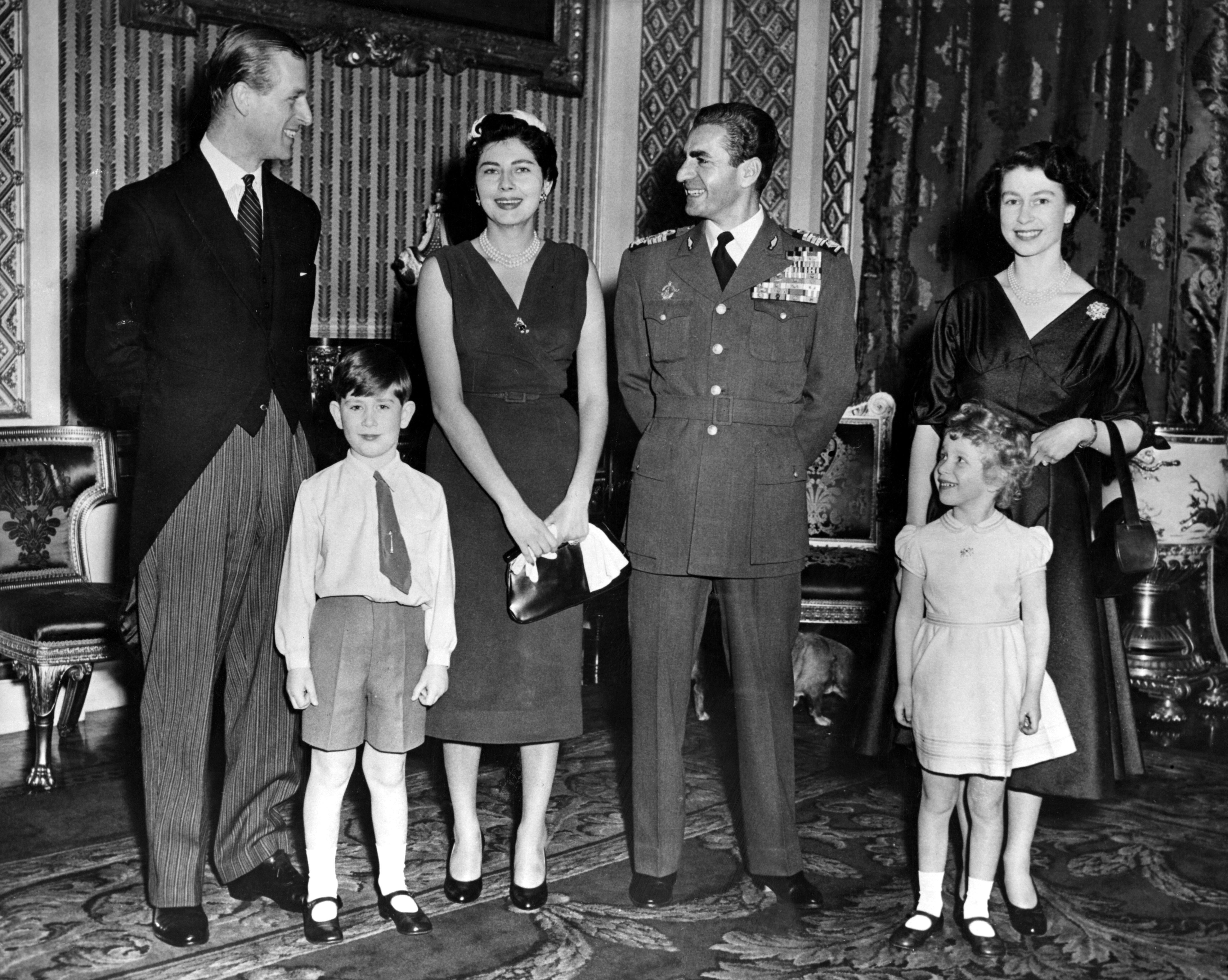Vizitas: paskutinysis Irano monarchas Mohammadas Reza Pahlavi kartu su antrąja žmona Soraya, Didžiosios Britanijos karaliene Elžbieta II, princu Filipu, būsimuoju karaliumi Karoliu III ir jo seserimi Ana maždaug 1955 m. vasarį.