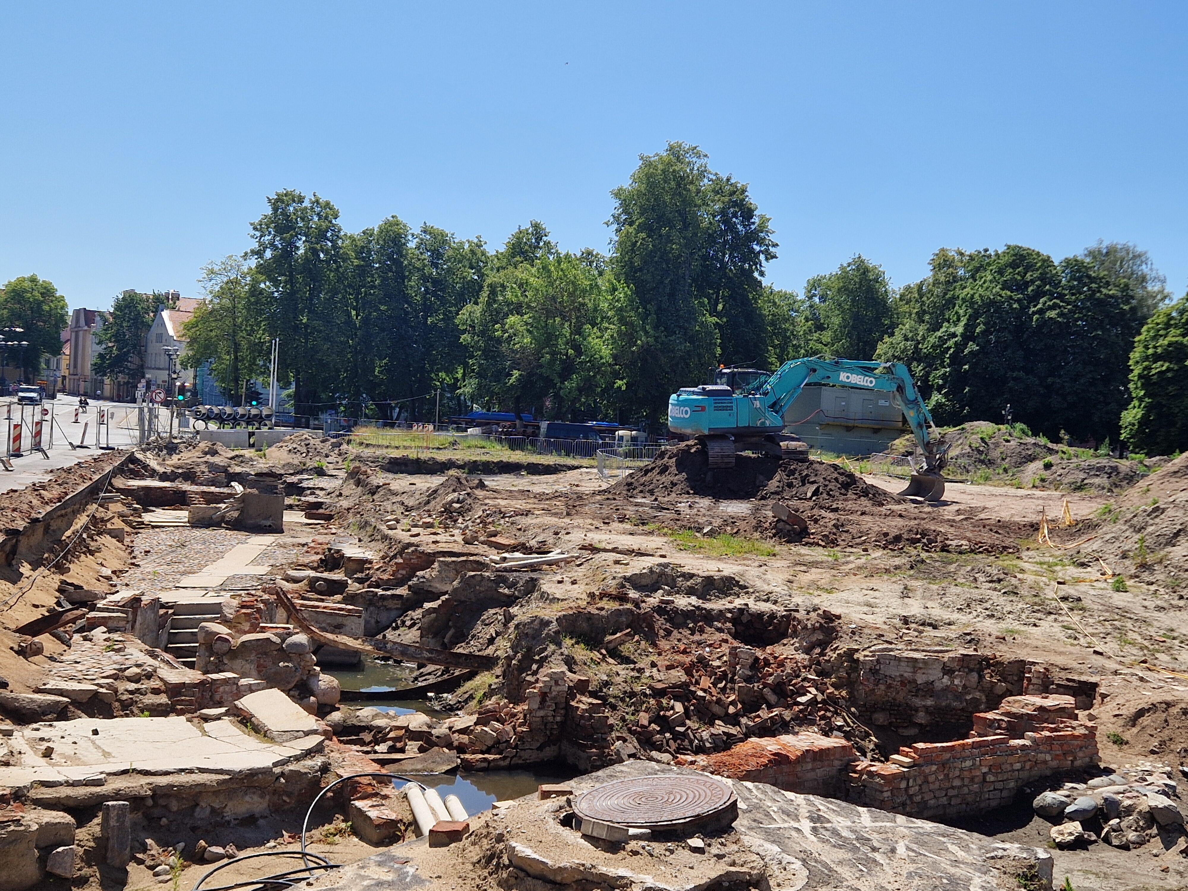 Prasidėjo: vakar nuo ryto aikštėje jau sukinėjosi ekskavatorius.