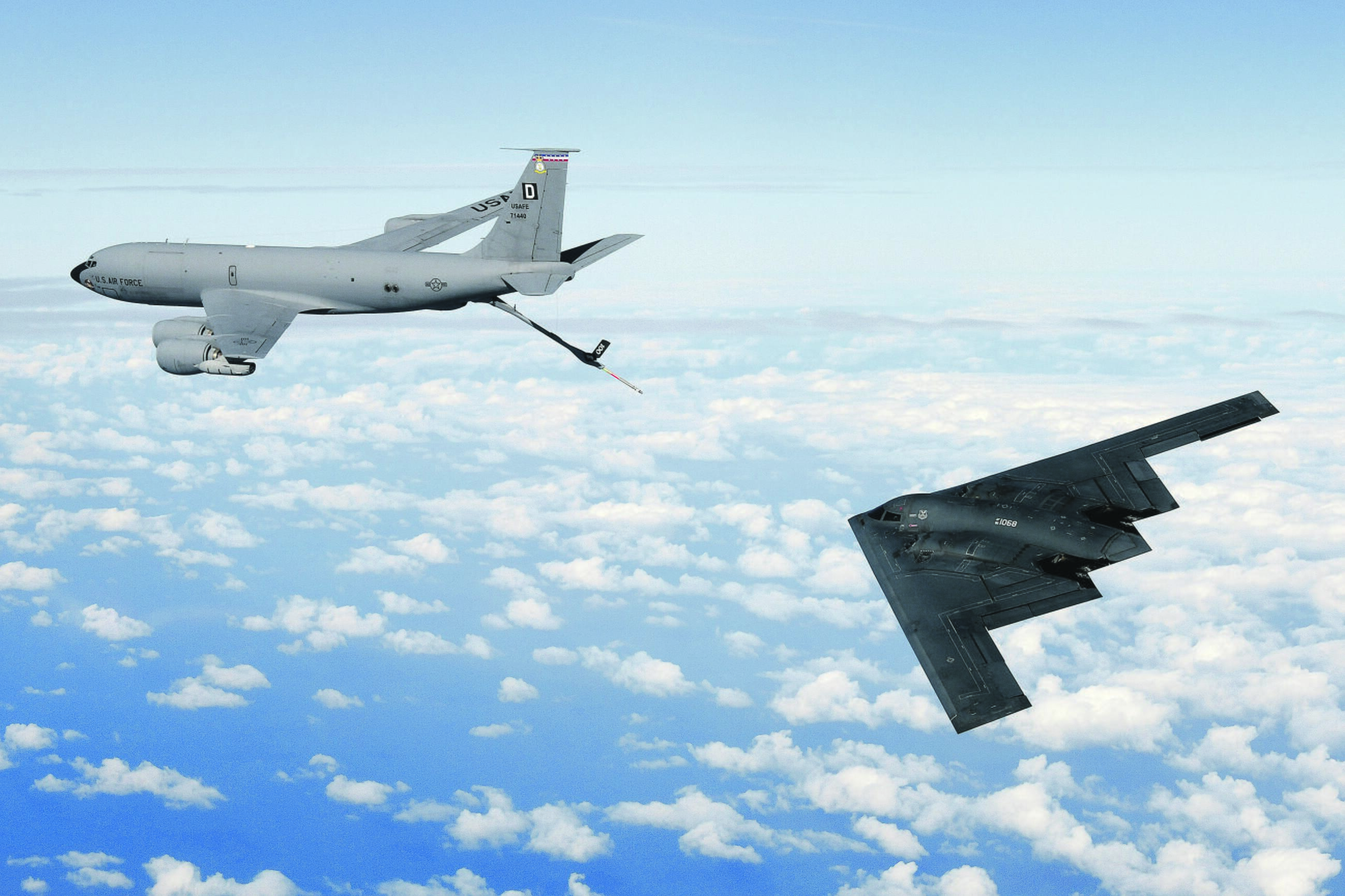 Galia: ore degalais papildomo „B-2“ skrydžio trukmė neribota – priklauso tik nuo jo pilotų ištvermės. Nuotraukoje kairėje – vadinamoji skraidanti degalinė, kuro papildymo ore ir transportavimo lėktuvas „KC-135 Stratotaker“.