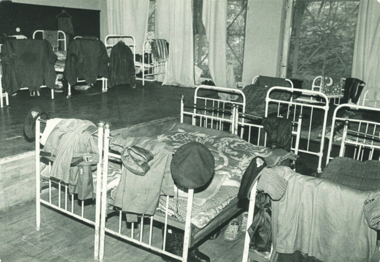 Mokomojo junginio Kauno kuopos kareivinės (miego patalpos) įrengtos E. Ožeškienės g. 37 pastato  aktų salėje. 1991 m.