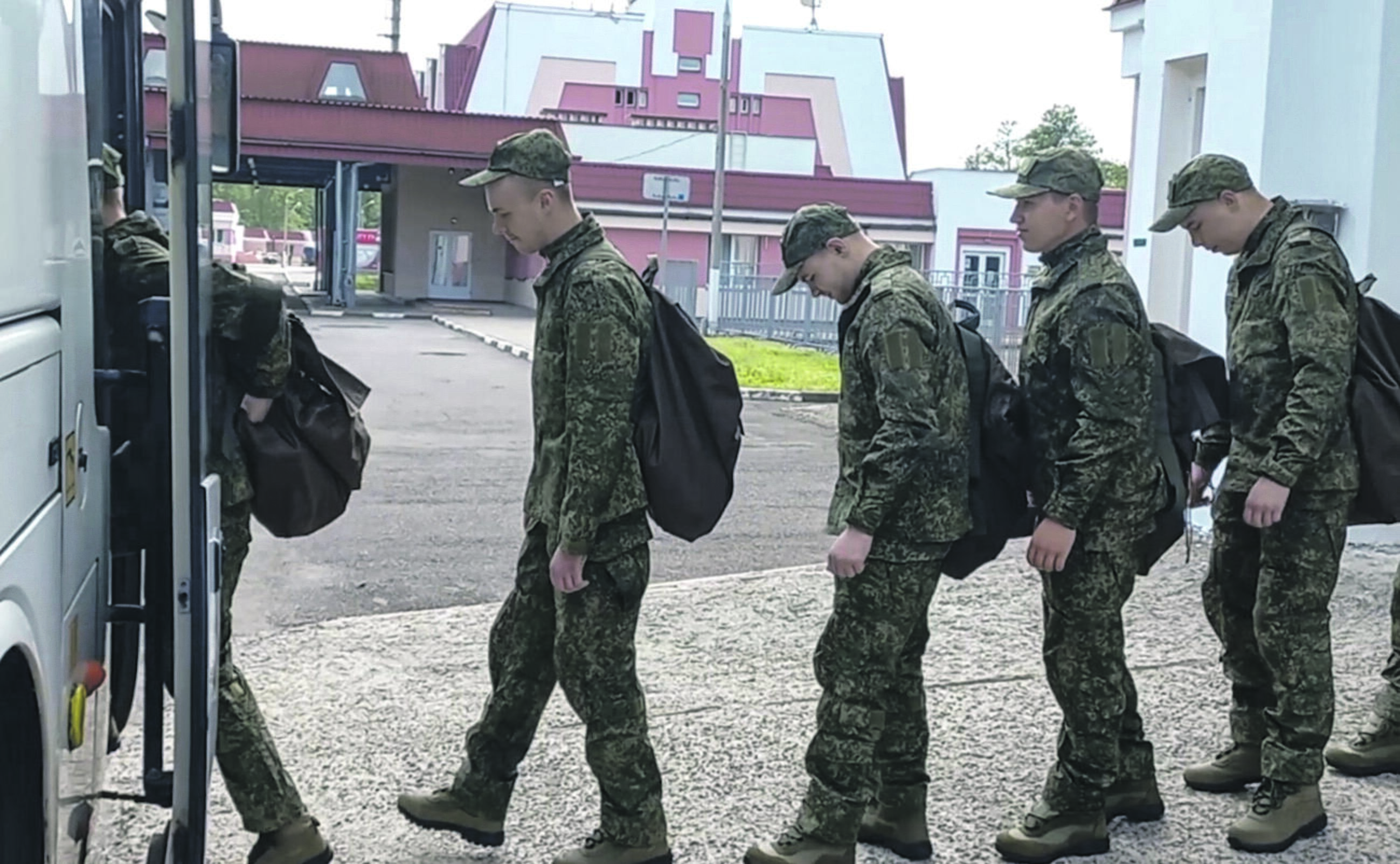 Namo: mainais už Ukrainos gynėjus į Rusiją grąžinami okupantų kariai.