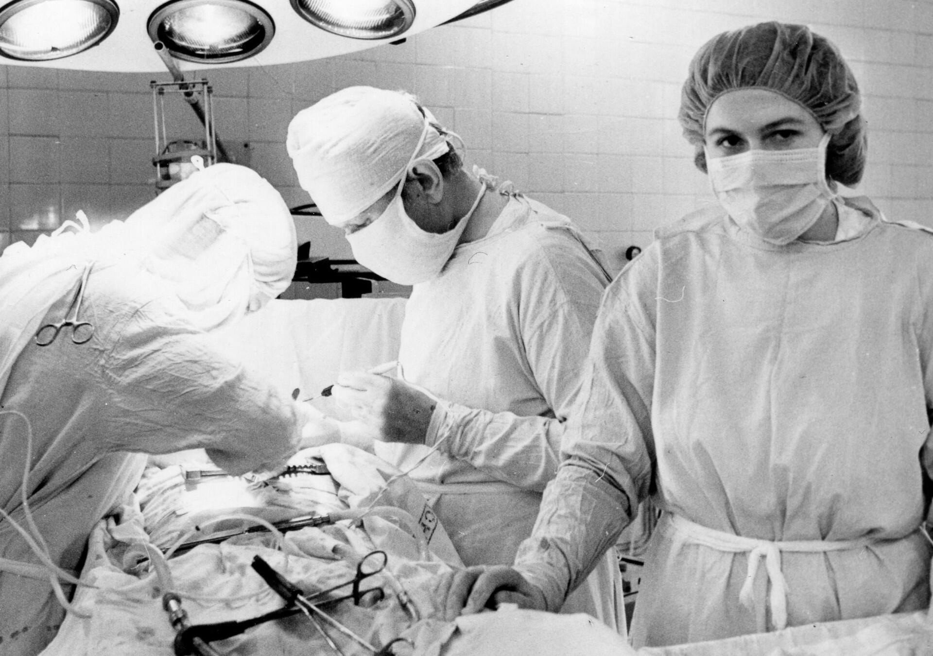 Profesija: Kauno klinikų Kardiochirurgijos operacinėje operuojančiam širdį prof. A. Dumčiui talkina operacinės medicinos sesuo Liucija Bačiliūnaitė. Apie 1987 m.