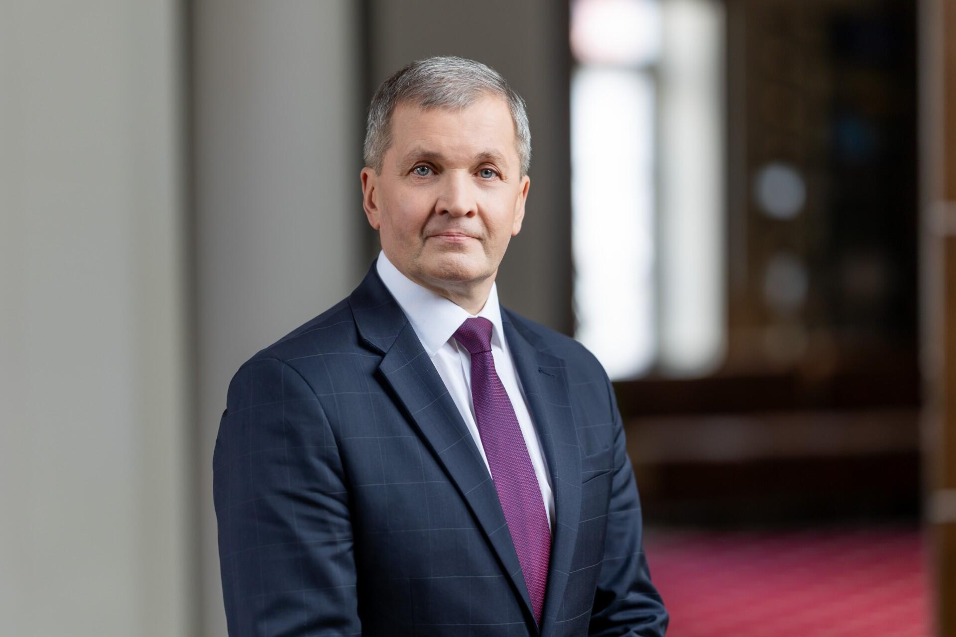 Skirtumai: J. Petkevičius pripažįsta: nors įtraukusis ugdymas įstatymu įtvirtintas dar 1991 m., švietimo įstaigos jo principus taikė gan netolygiai, vienos jais vadovavosi labiau, kitos – mažiau. 