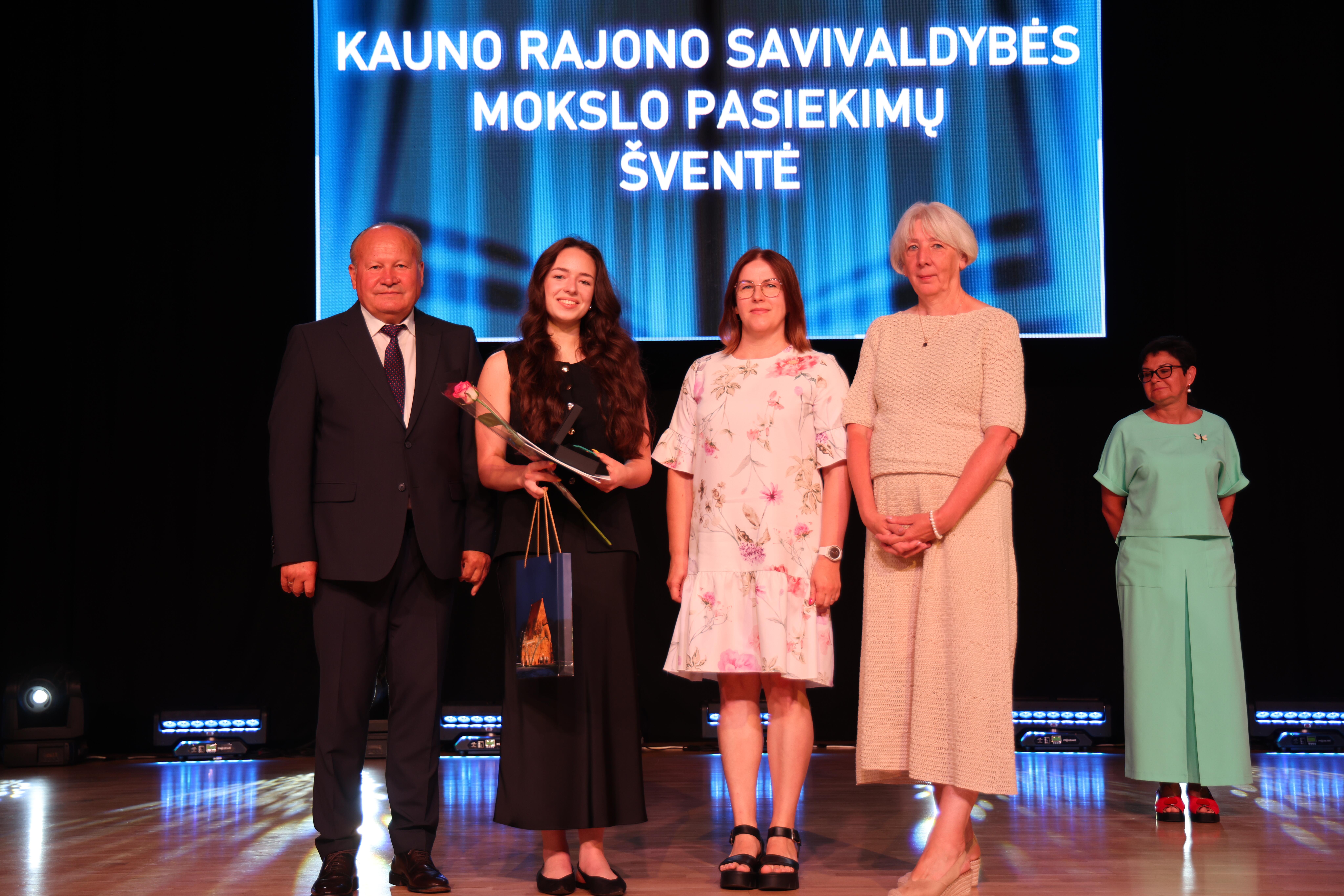 Šaunuolė: Babtų gimnazijos abiturientės Eglės Dagilytės anglų kalbos, istorijos ir informatikos žinios įvertintos 100 balų.