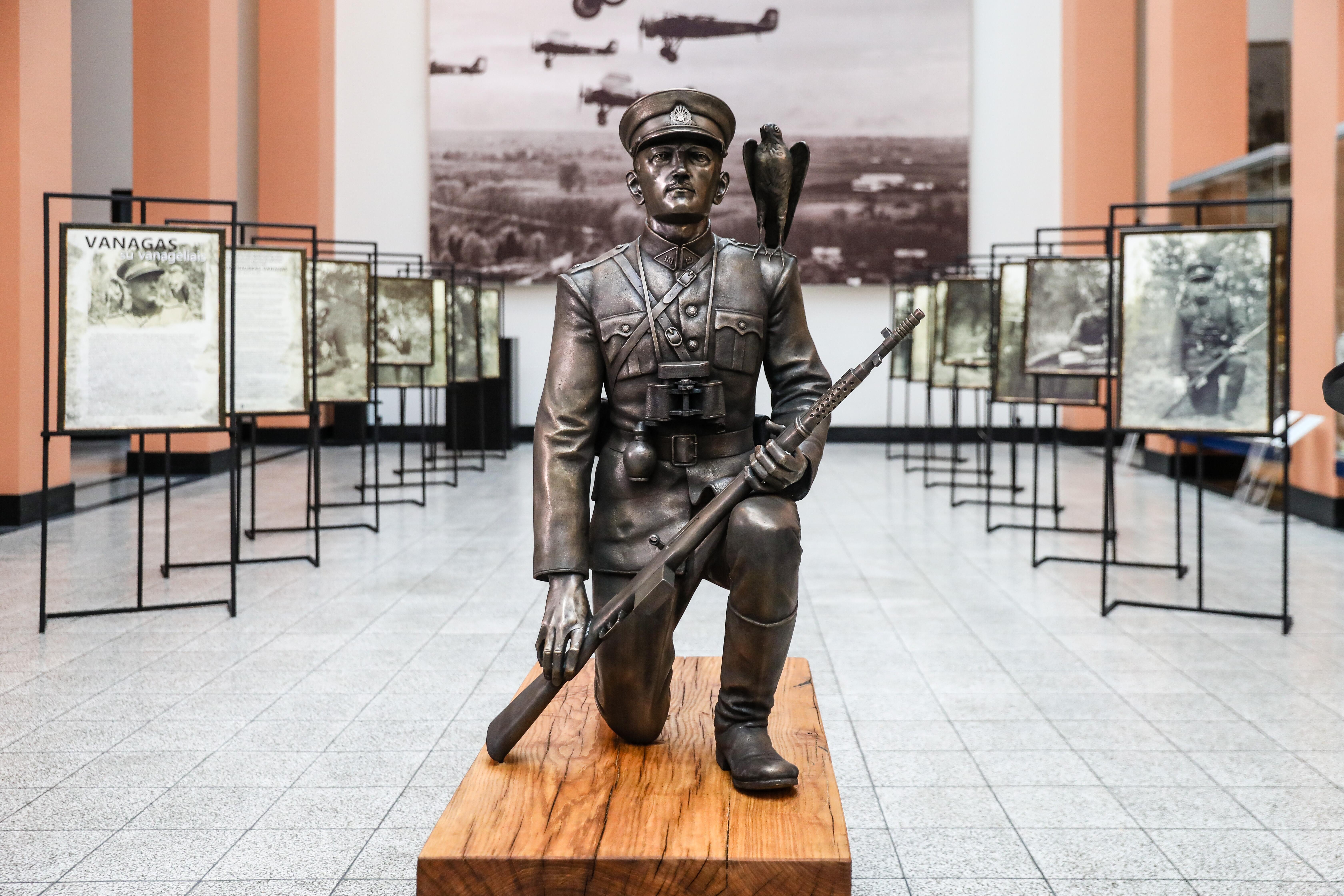Kovotojas: brigados generolas Adolfas Ramanauskas-Vanagas į istoriją įėjo kaip vienas drąsiausių Lietuvos partizanų vadų. Parodos „Vanagas su vanagėliais“ pristatymas Kaune. 