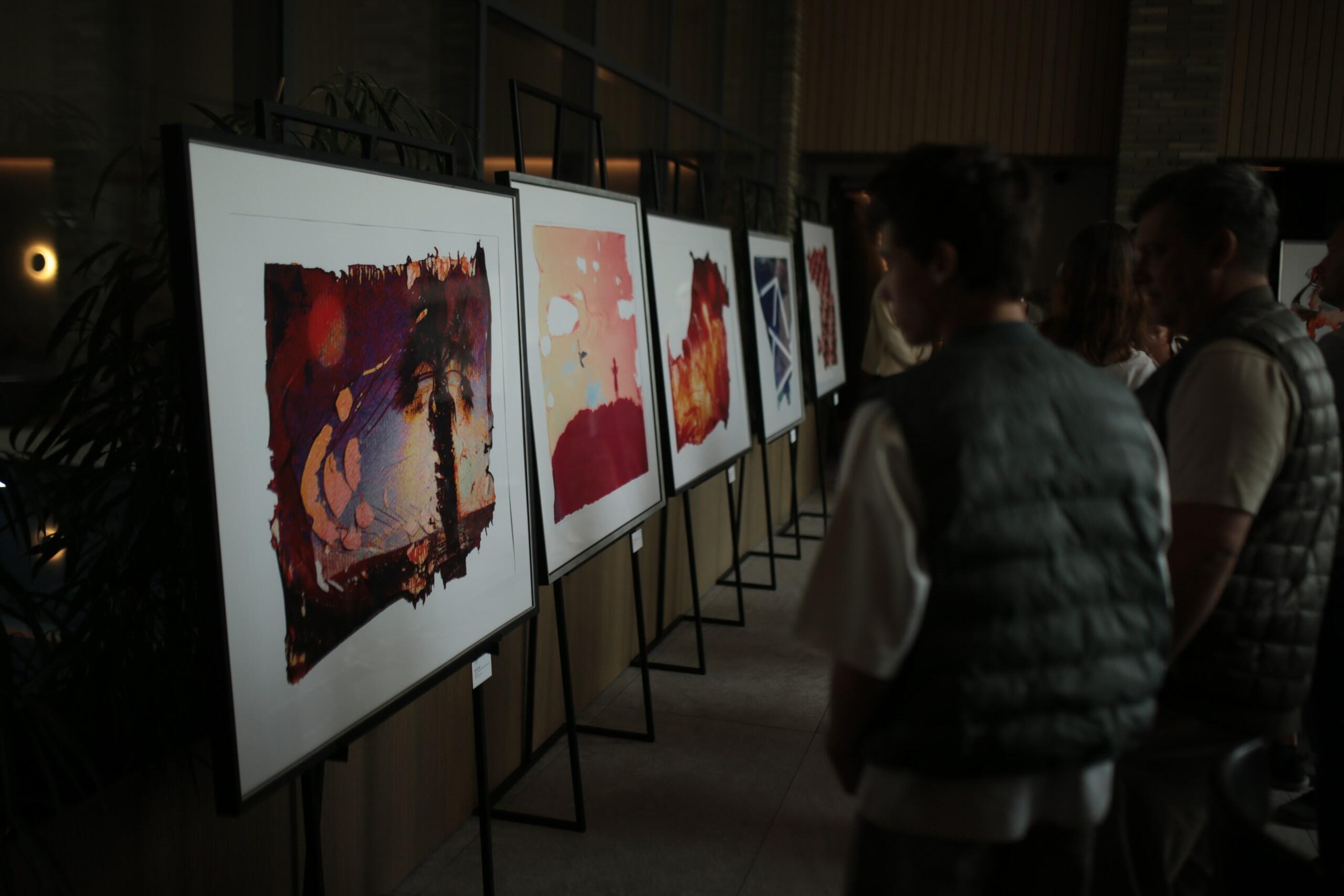 Ekspozicija: pateikiami darbai – emocijų ir prisiminimų sluoksniais apgaubtos vizualinės istorijos, sukurtos naudojant analoginės fotografijos ir eksperimentinės grafikos metodus.