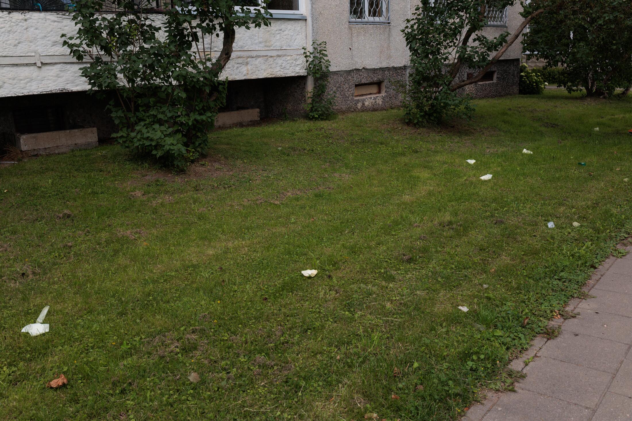Netvarka: siuntų lipdukų popierėliai mėtosi po visą teritoriją.