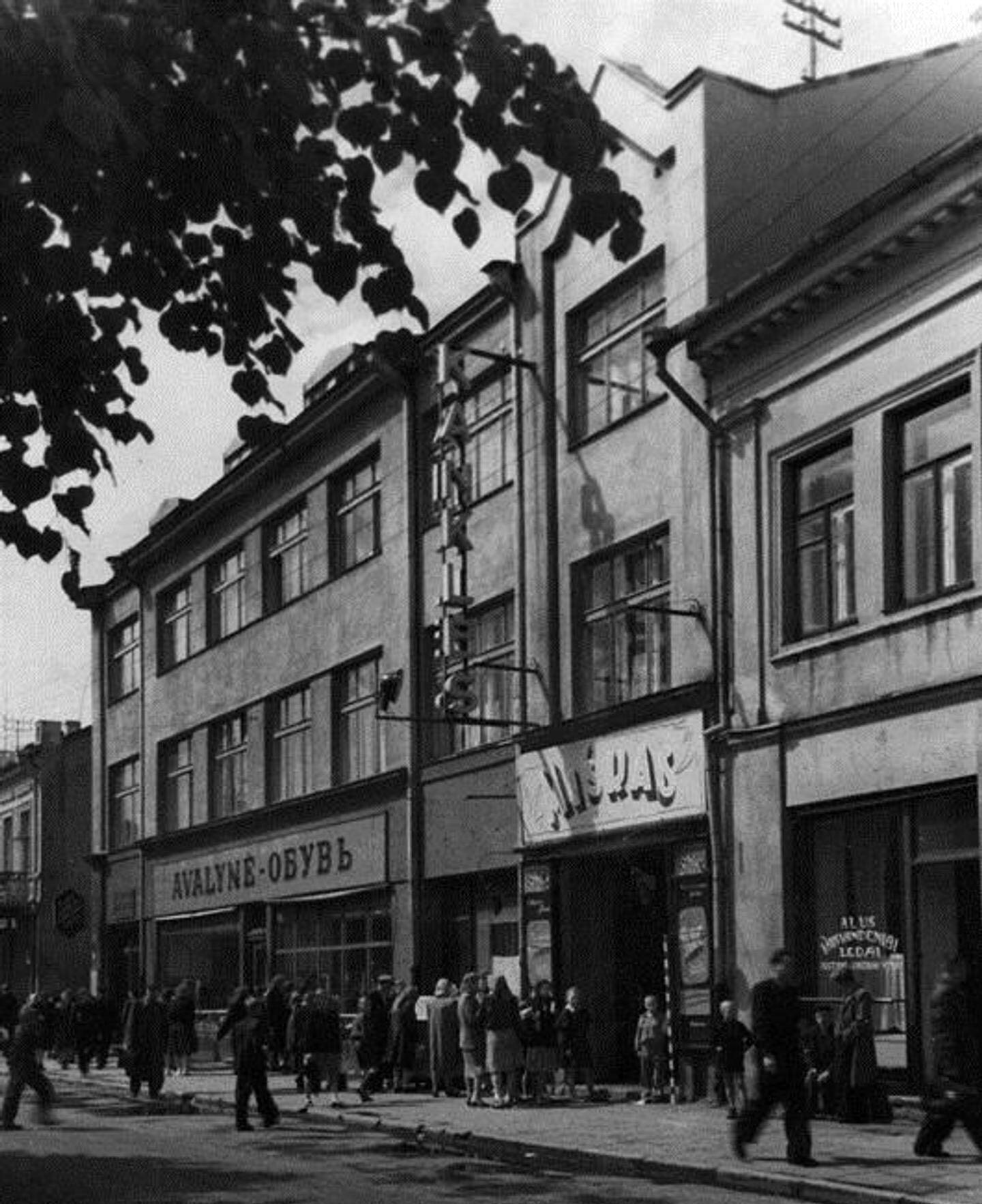 Kaunas. Kino teatras „Kanklės“. Avalynės parduotuvė. 1955.