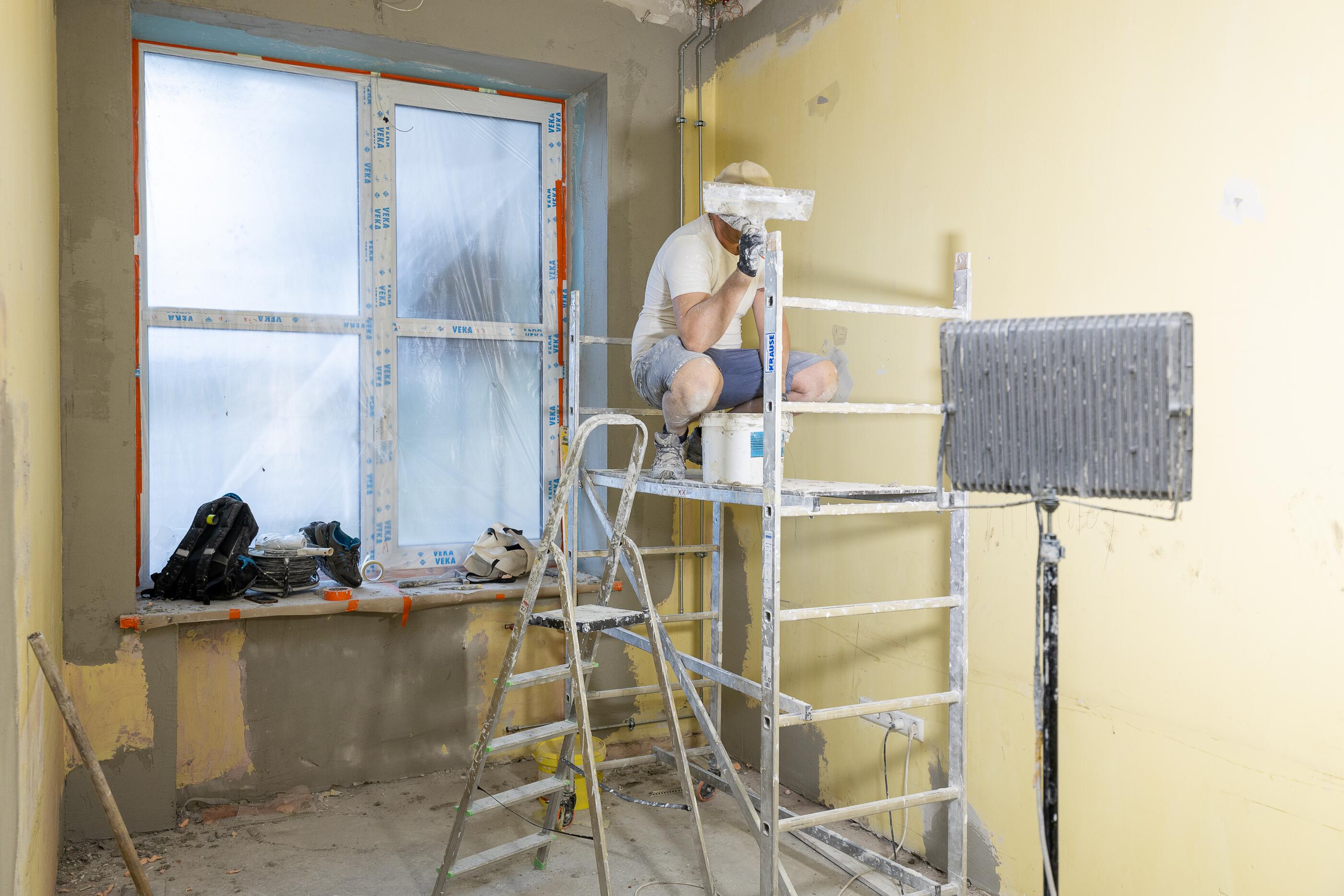 Intensyvu: darbininkai smulkesnius mokyklų remonto darbus atliks per vasarą, didesni gali būti atlikti ir rudenį.
