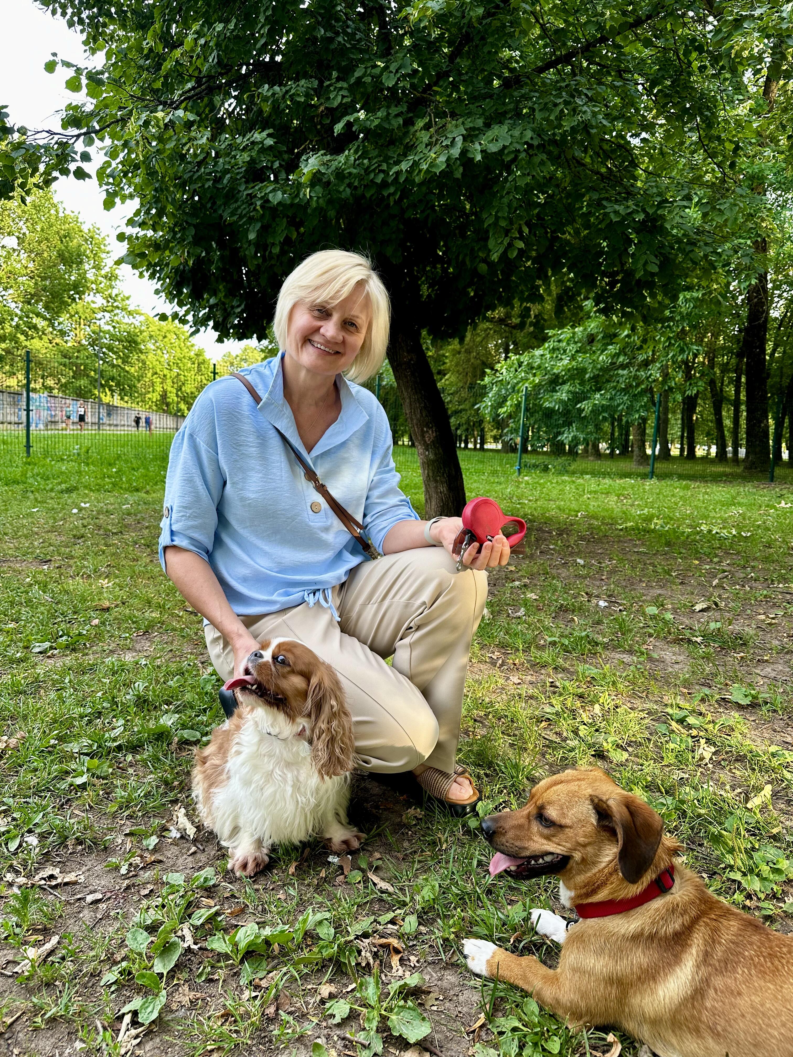 Startas: kaunietė Vilma Kalniečių parke įrengtoje šunų aikštelėje su spaniele Tipi lankėsi pirmą kartą, tačiau užtikrino, kad ten grįš ne kartą.
