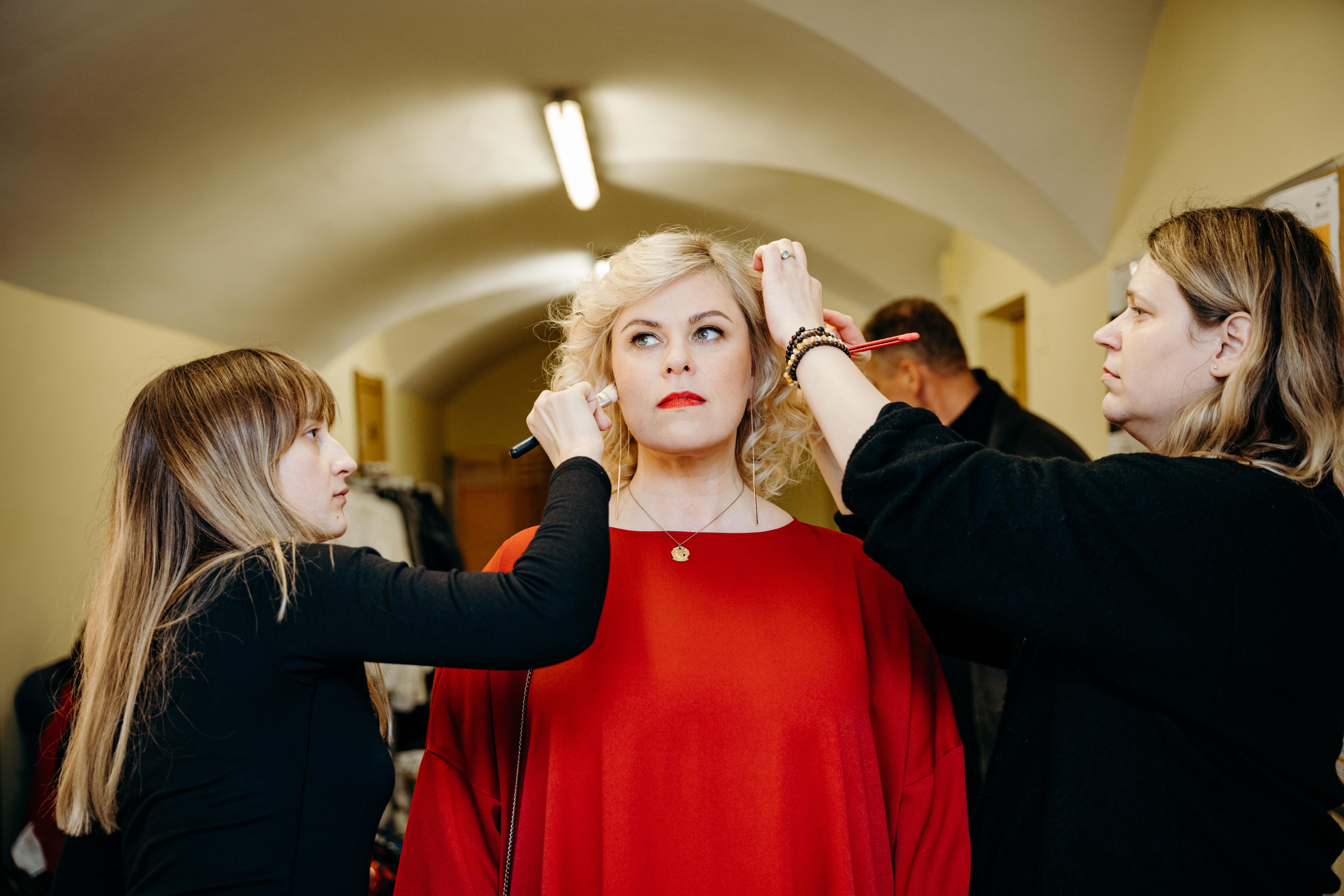 Kinas: „Birutė buvo mano studentė, dabar yra mano draugė, vaidinu jos režisuotuose filmuose ir labai džiaugiuosi, kad mūsų kūrybinis kelias tęsiasi“, – apie scenaristę ir dramaturgę B. Kapustinskaitę kalba aktorė, sukūrusi vaidmenį jos filme „Nominantai“.