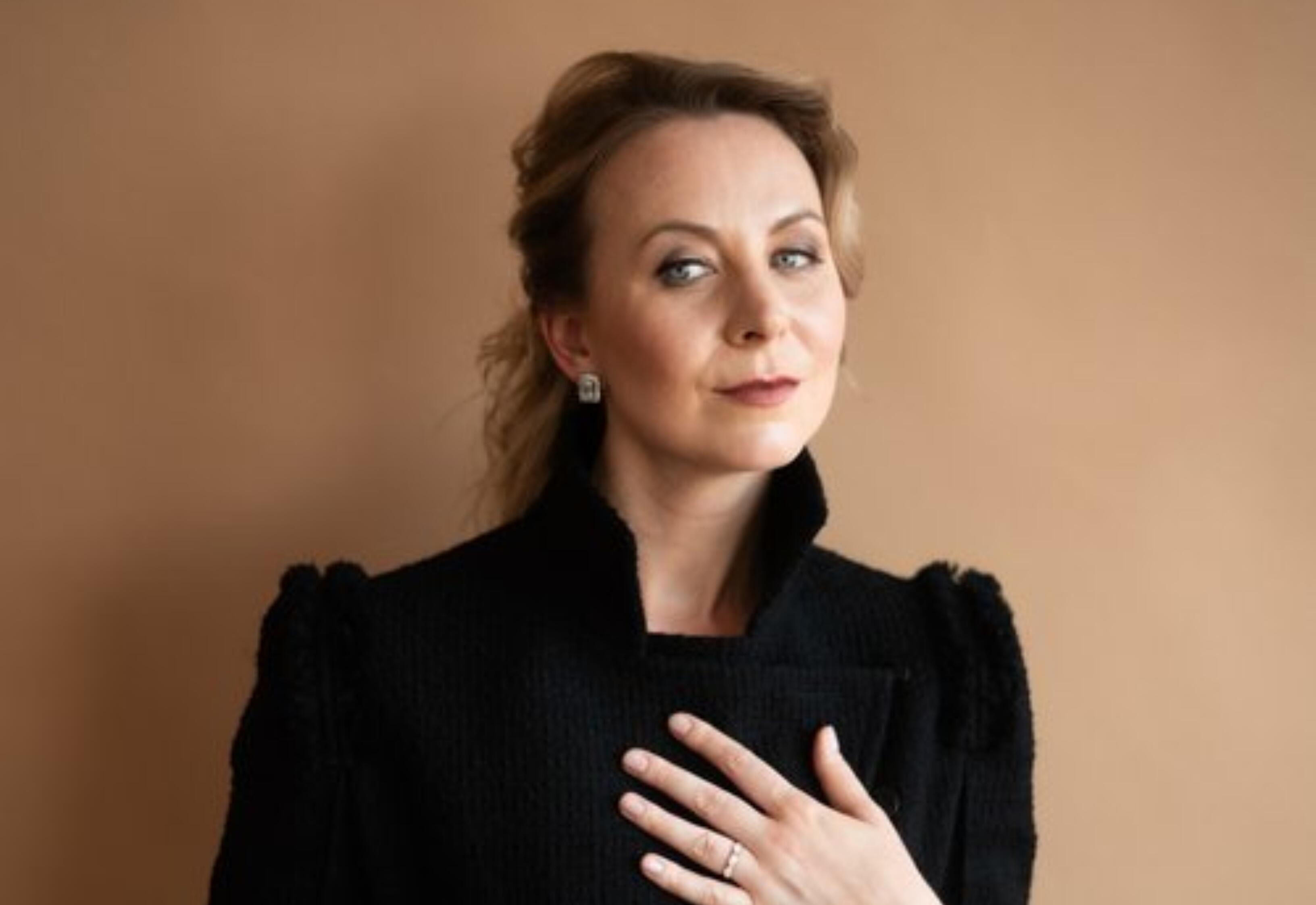 Vertinama: Lietuvos ir užsienio publikai puikiai pažįstama J. Gringytė spaudoje giriama už „stulbinančią techniką“ ir „griausmingą, galingą balsą“.
