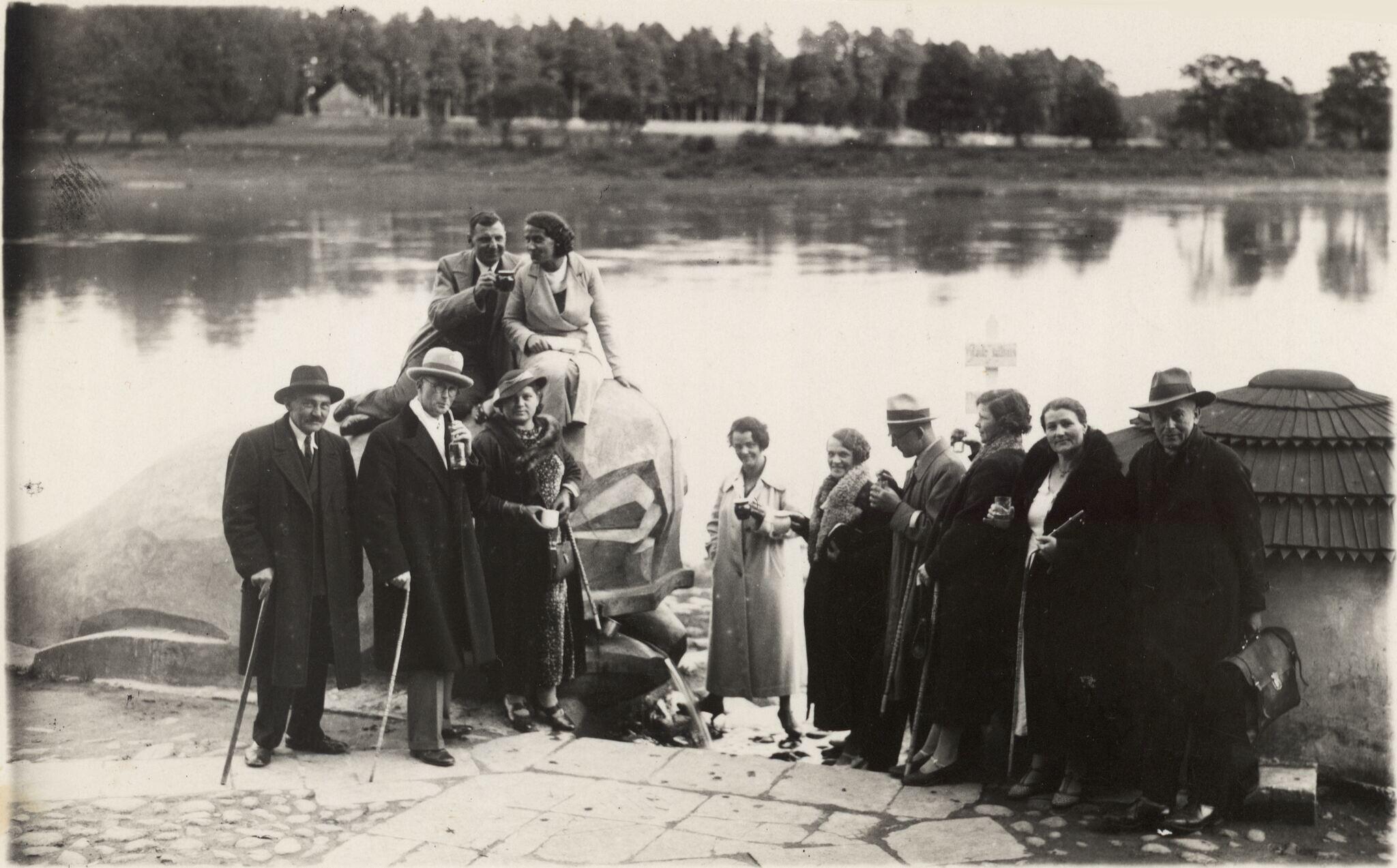 Anelė Zikarienė su Kauno inteligentais. 1935 09 11. Nacionalinis M. K. Čiurlionio dailės muziejus