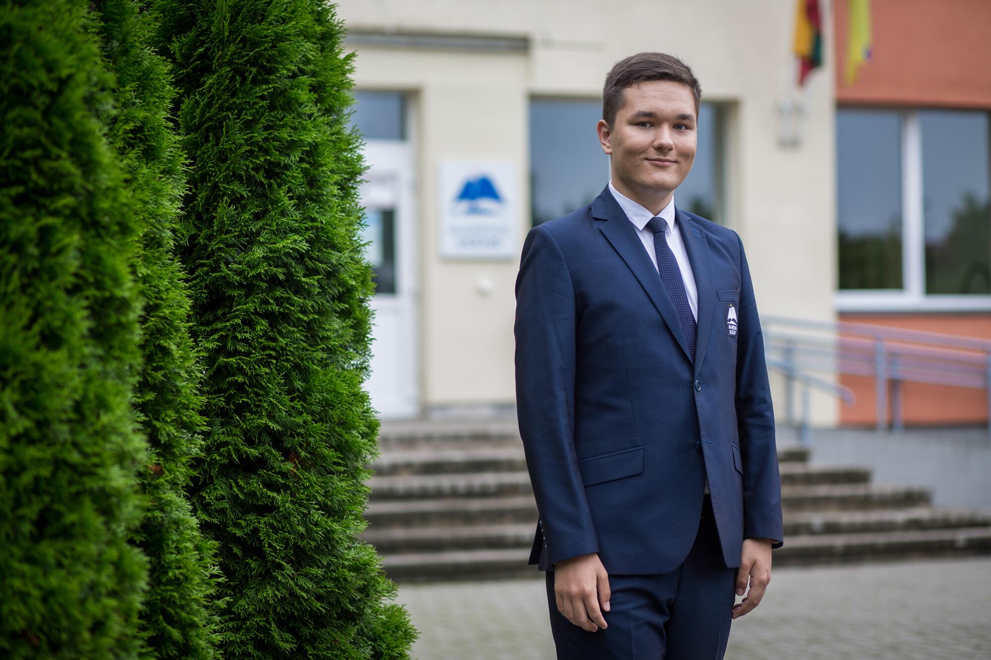 Visus tarptautinio bakalaureato egzaminus aukščiausiais balais išlaikęs Klaipėdos licėjaus abiturientas Emilijus Latakas, studijuosiantis Kembridžo universitete.