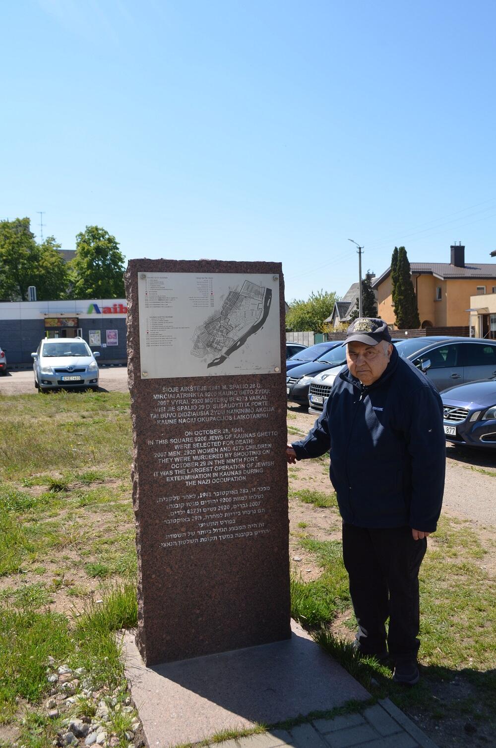 Netikslumas: Ch. Bargmano nuomone, šioje steloje įrašytas neteisingas 1941 m. spalio 29 d. IX forte žuvusių Kauno geto žydų skaičius.
