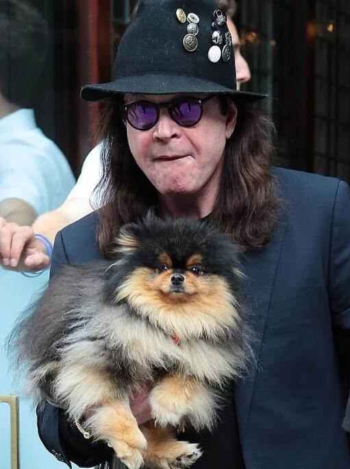Bičiulystė: Tamsos princu vadintas ir sunkiojo metalo maestro O. Osbourne’as buvo neišskiriamas su špicu Rokiu. 