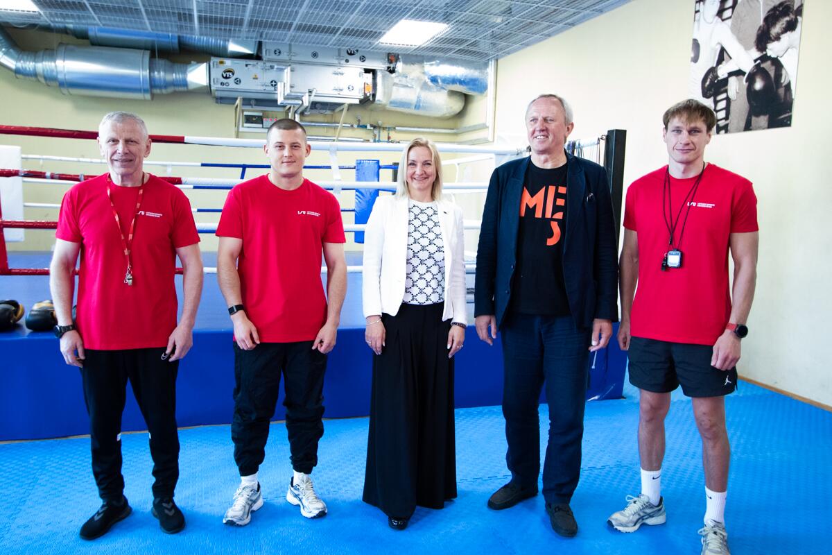 Akiratis: NKDT bičiuliai, Lietuvos sporto universiteto kolektyvo nariai padėjo teatralams iš arčiau susipažinti su skirtingomis sporto šakomis. Nuotraukoje — bokso treniruotės akimirka.