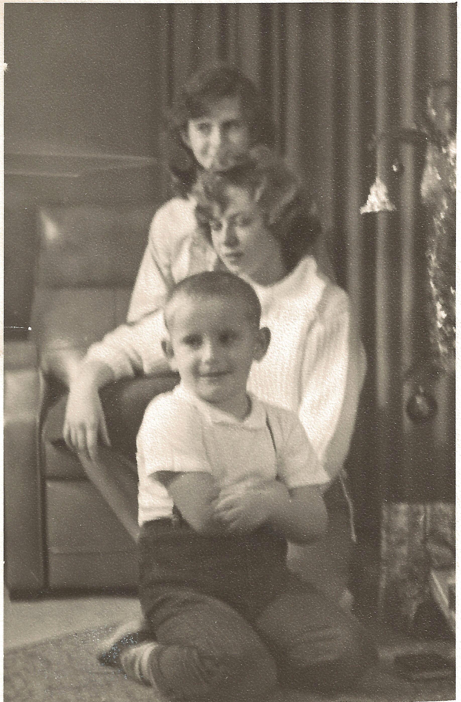 Stulginskių anūkai: Jonas, Ramunė ir Jūratė Juozevičiai. Čikaga, JAV. 1958 m.