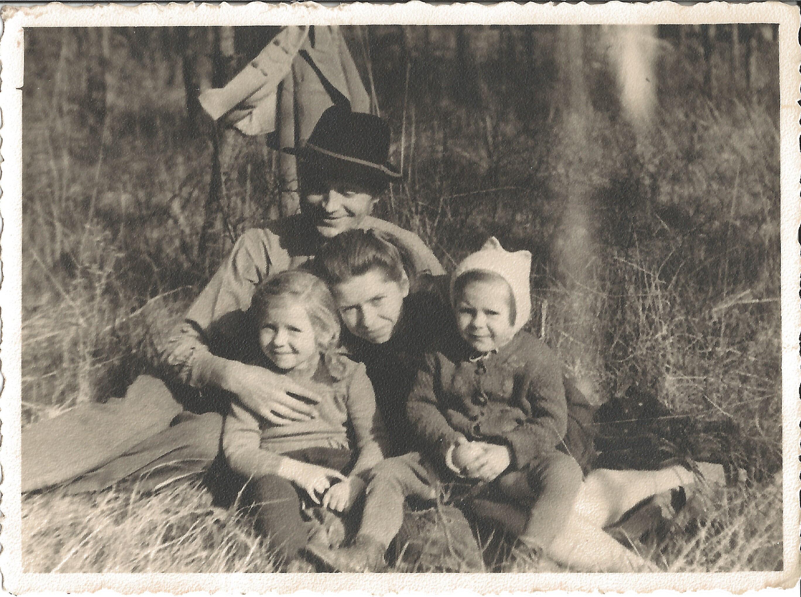 Juozevičių šeima. Iš kairės: Ramunė, Aldona, Jūratė, Jonas. Ausburgas, Vokietija, 1948 m.