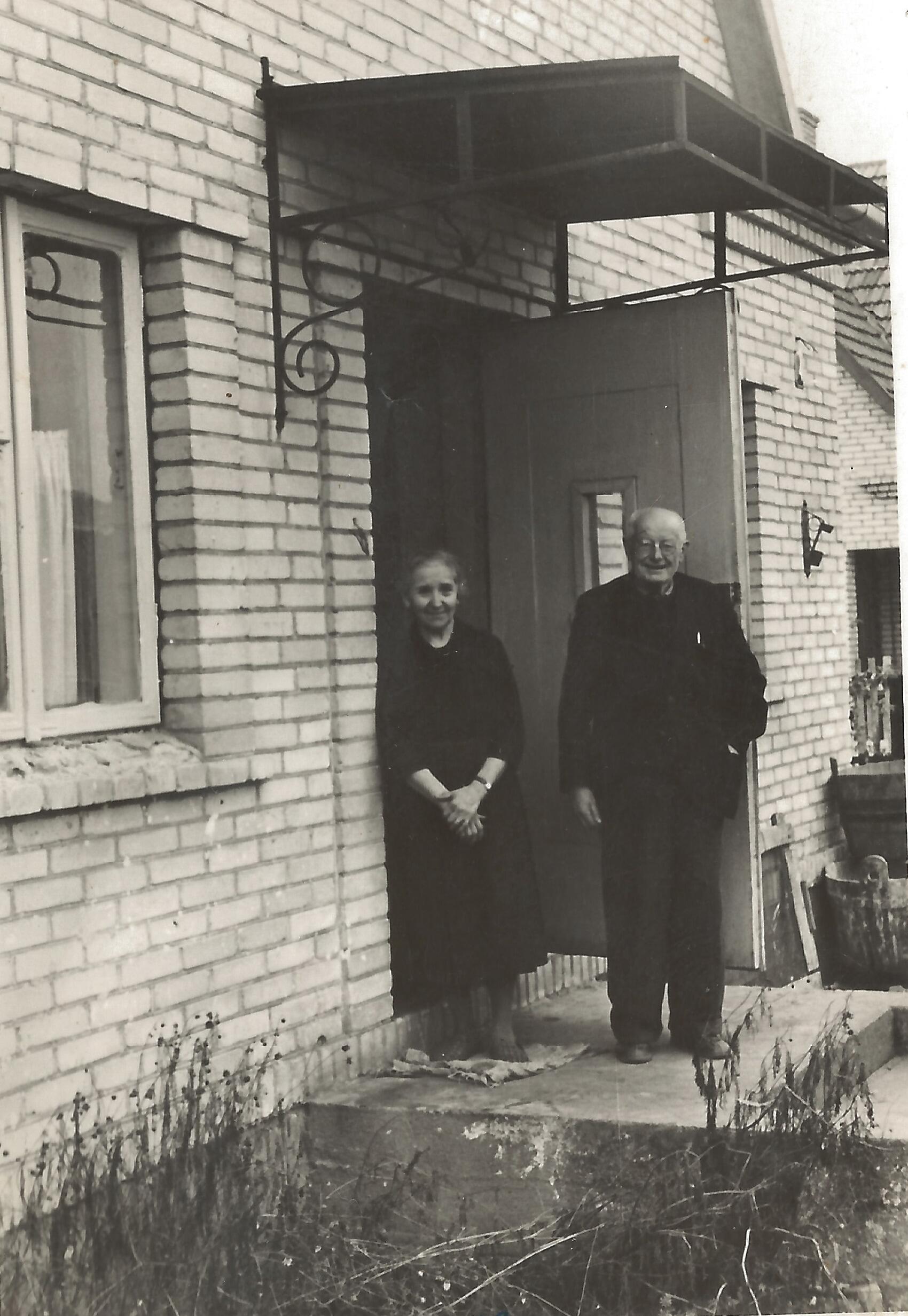 Ona ir Aleksandras Stulginskiai prie savo buto Kaune, Vilijampolėje. 1960 m.
