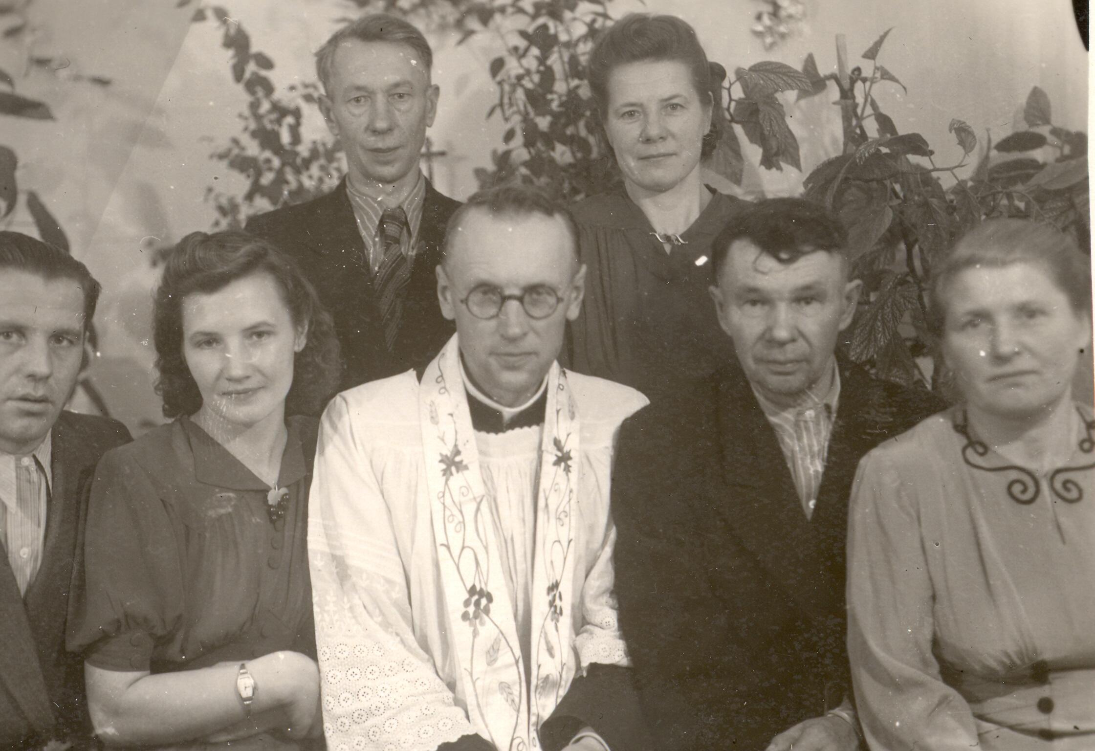 Kle­bo­nas L. Pu­zo­nas su ką tik su­tuok­to­mis trem­ti­nių po­ro­mis. Pe­čio­ros r., Ko­mi­jos ASSR. 1956–1957 m.
