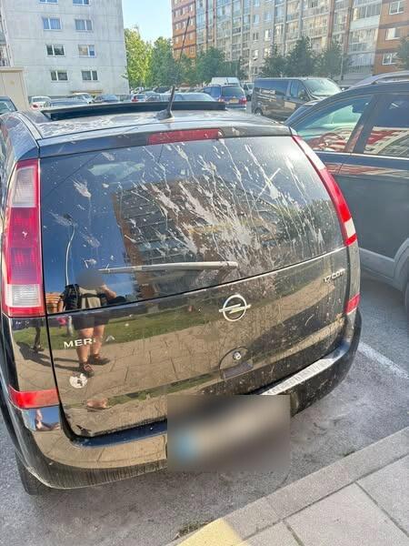 Nuoskauda: kieme palikęs automobilį „Opel“ vyriškis jį rado apmėtytą arbūzu.