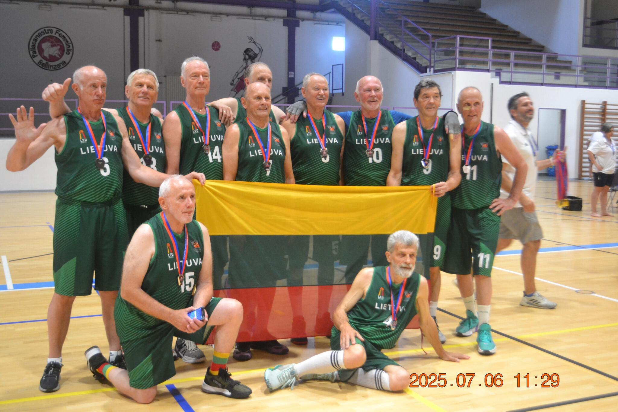 Legendos: vyresnių nei 70 metų rinktinėje šauniai rungtyniavo buvęs garsus žalgirietis M. Arlauskas.