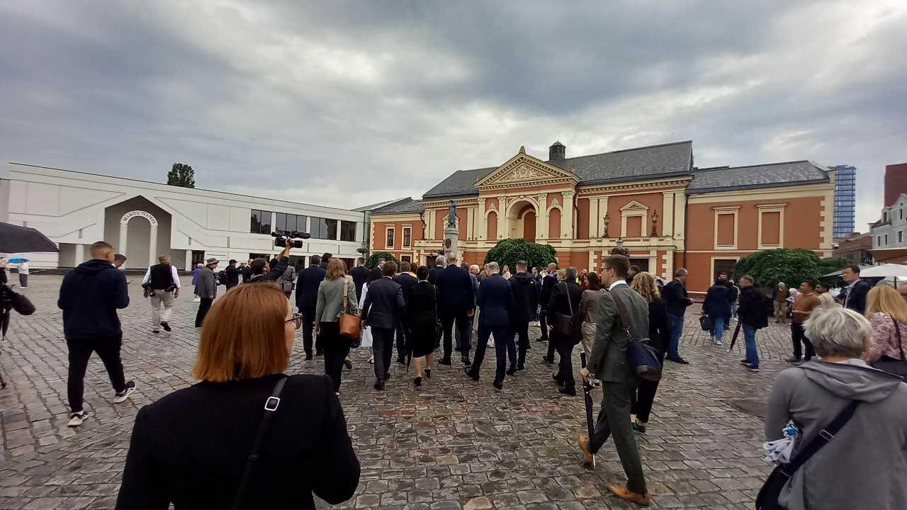 Vizitas: svečius Klaipėdoje lydėjo daugybė žmonių.