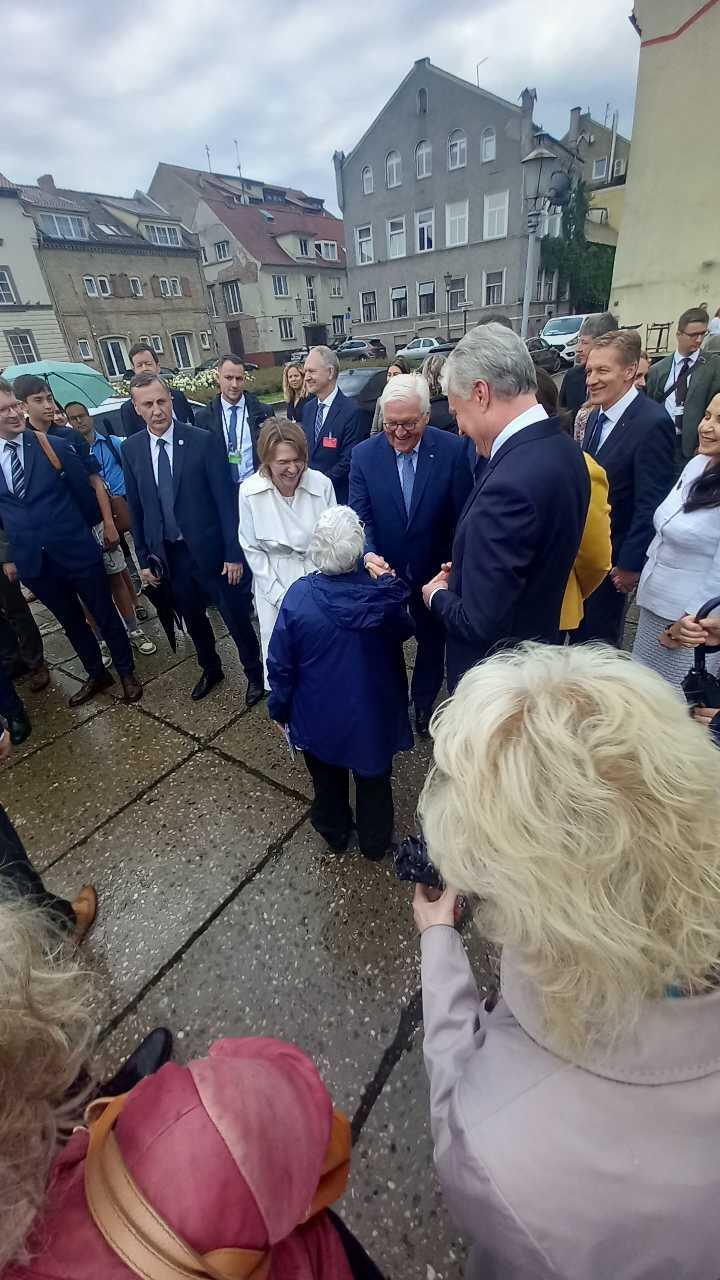 Netikėtumas: F. W. Steinmeieris maloniai pabendravo su pagyvenusia moterimi savo gimtąja kalba ir paspaudė jai ranką.