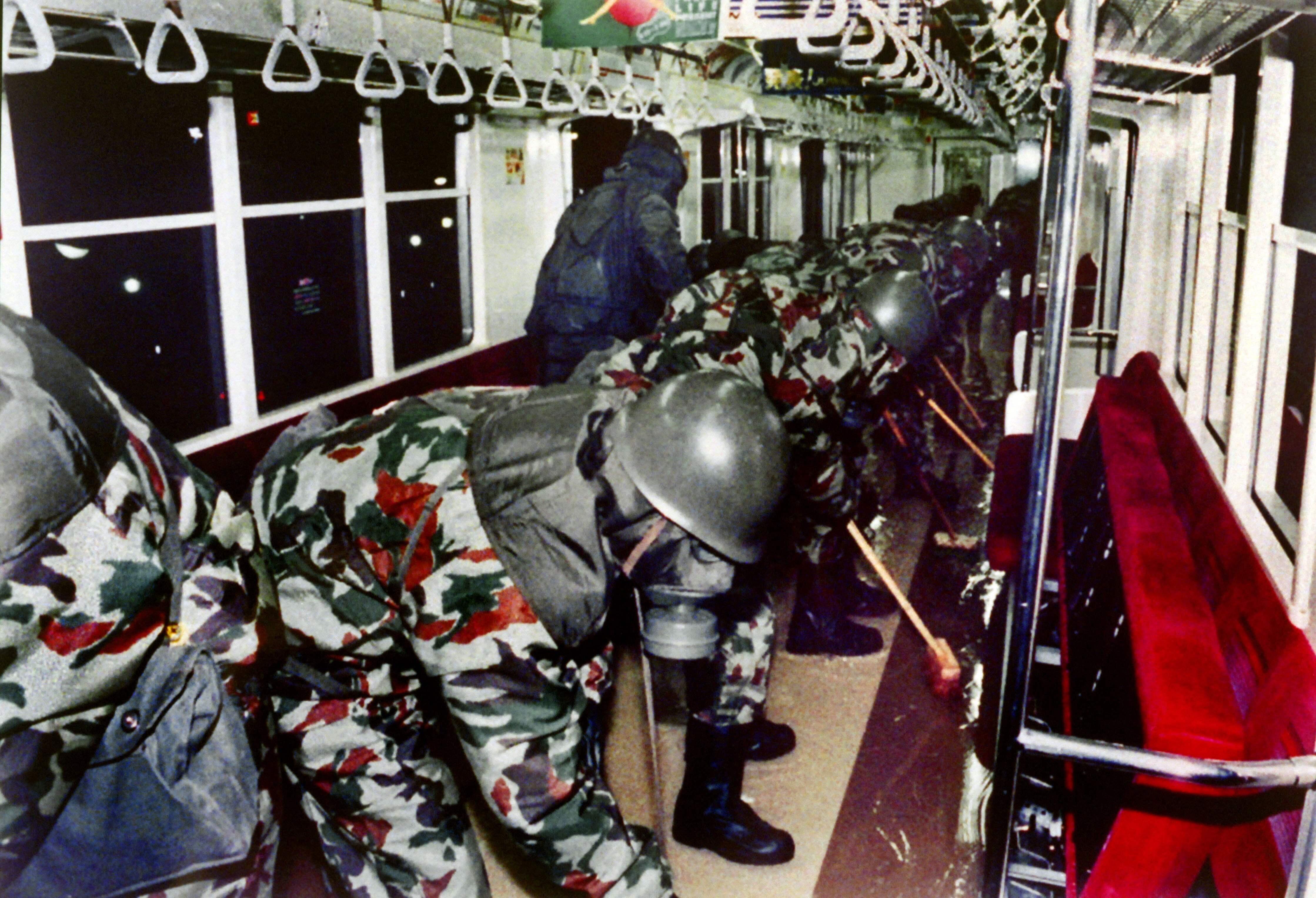 Valymas: „Aukščiausiosios tiesos“ sekta visame pasaulyje išgarsėjo 1995 m. pavasarį, kai bandė nuodingomis dujomis užteršti Tokijo metro. 