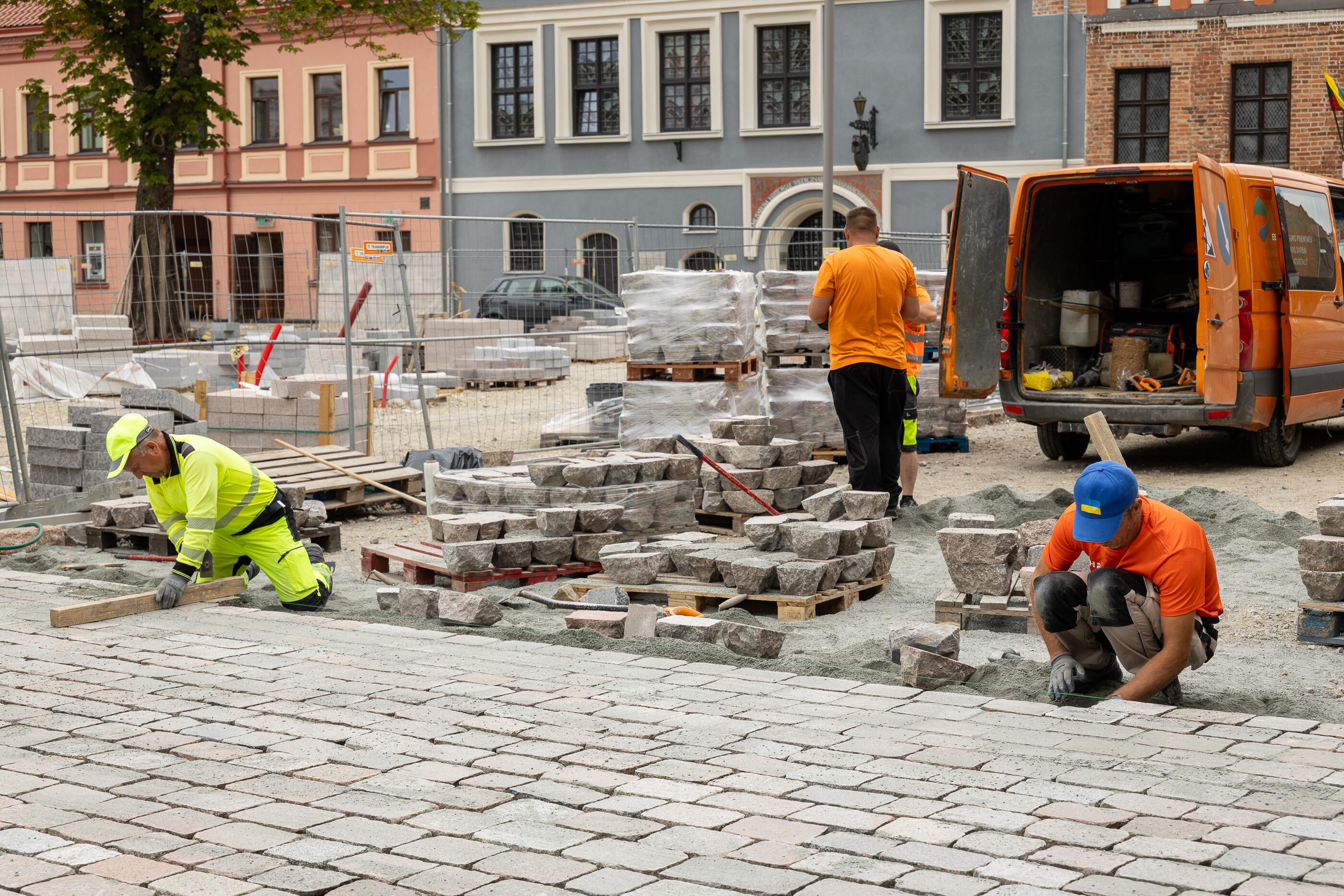 Nesutaria: paveldosaugininkai nori stabdyti akmenų klojimo darbus, o savivaldybė laikosi pozicijos, kad viskas vyksta pagal galiojančius reikalavimus.