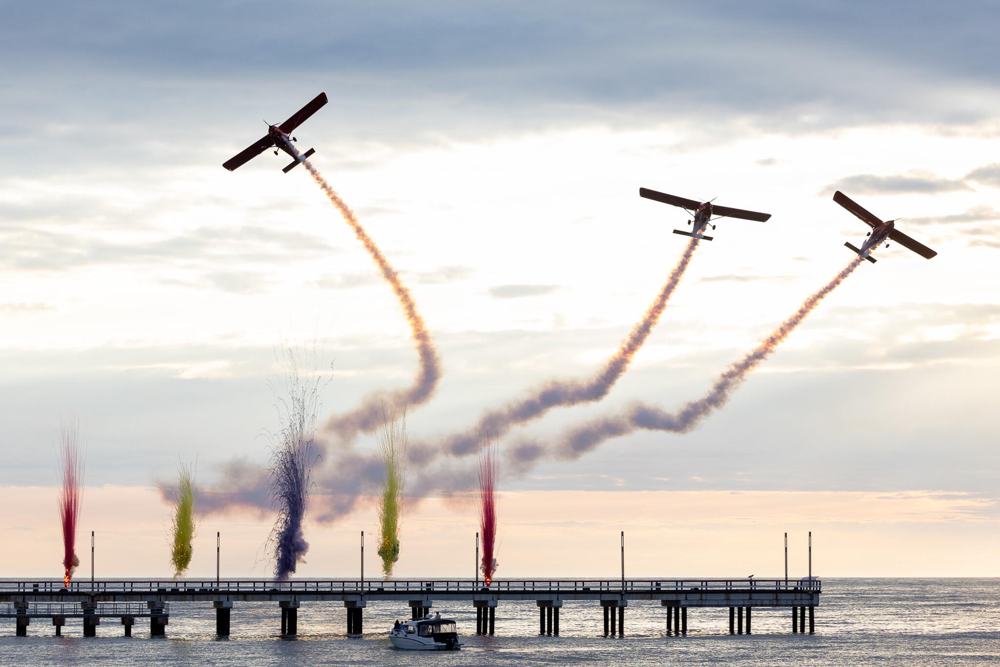 Atrakcijos: žiūrovus sužavėjo įspūdingas aviacijos šou.