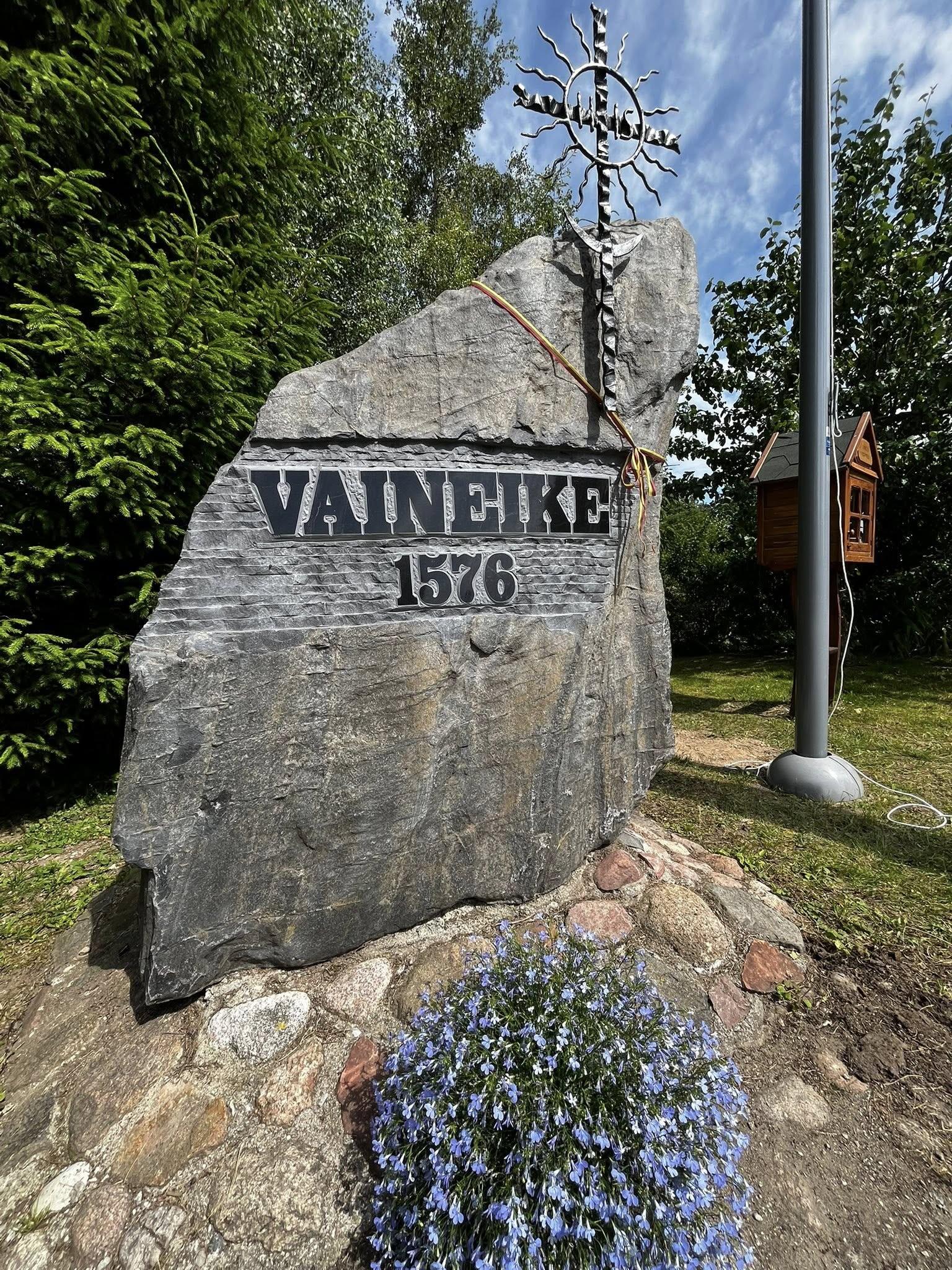 Paminėta: Vaineikiai paminėti 1576 m., o kaimo pavadinimas yra kilęs iš asmenvardžio „Vaineikis“ daugiskaitinės formos.