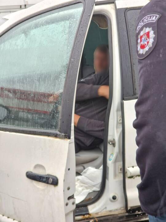 Pabudino: policininkų vakar iš miego pakelti vyrai buvo nepatenkinti ir klausinėjo, kur jiems eiti, jei neturi nei pinigų, nei dokumentų.