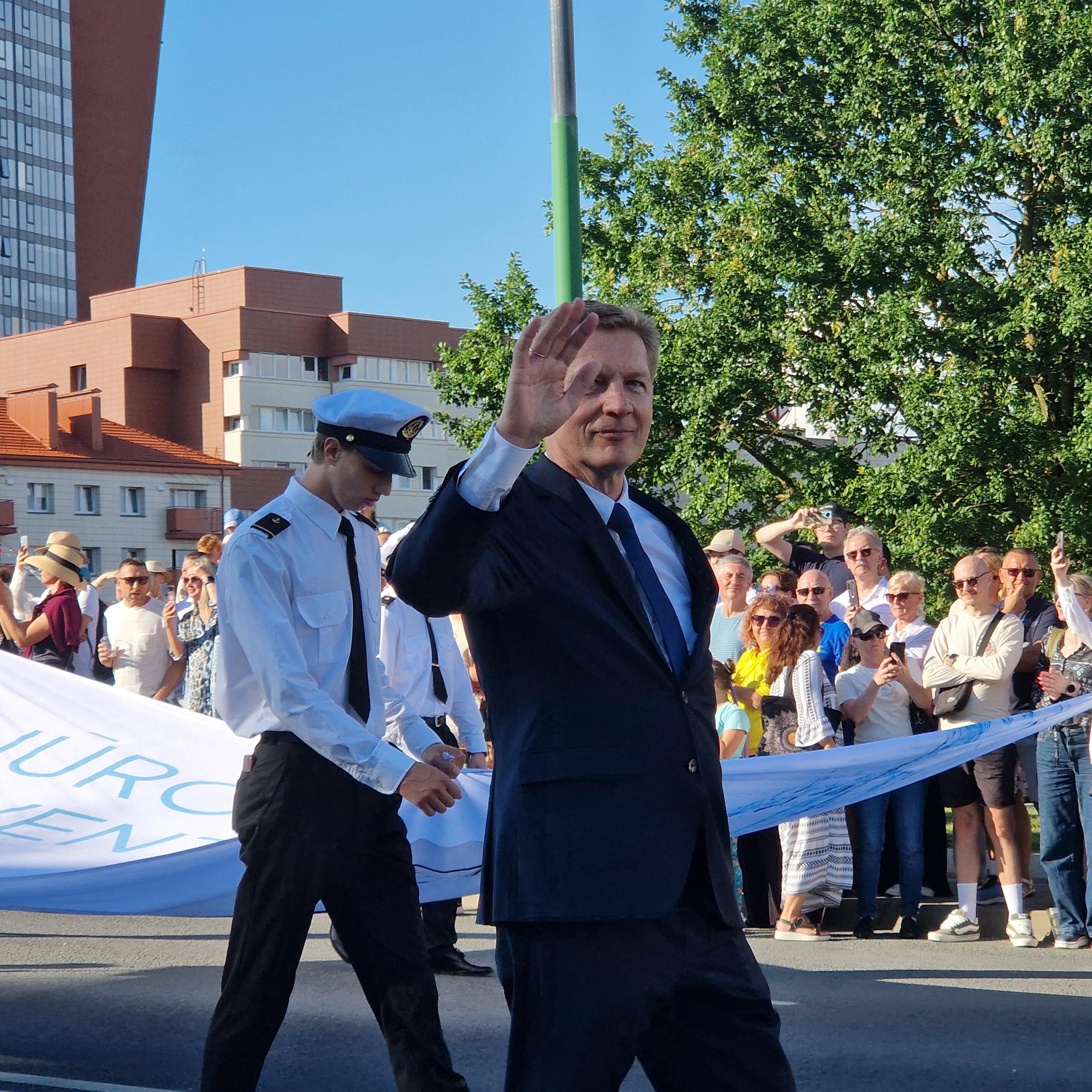 Vadovas: eisenoje su žiūrovais sveikinosi ir Klaipėdos šeimininkas A. Vaitkus.