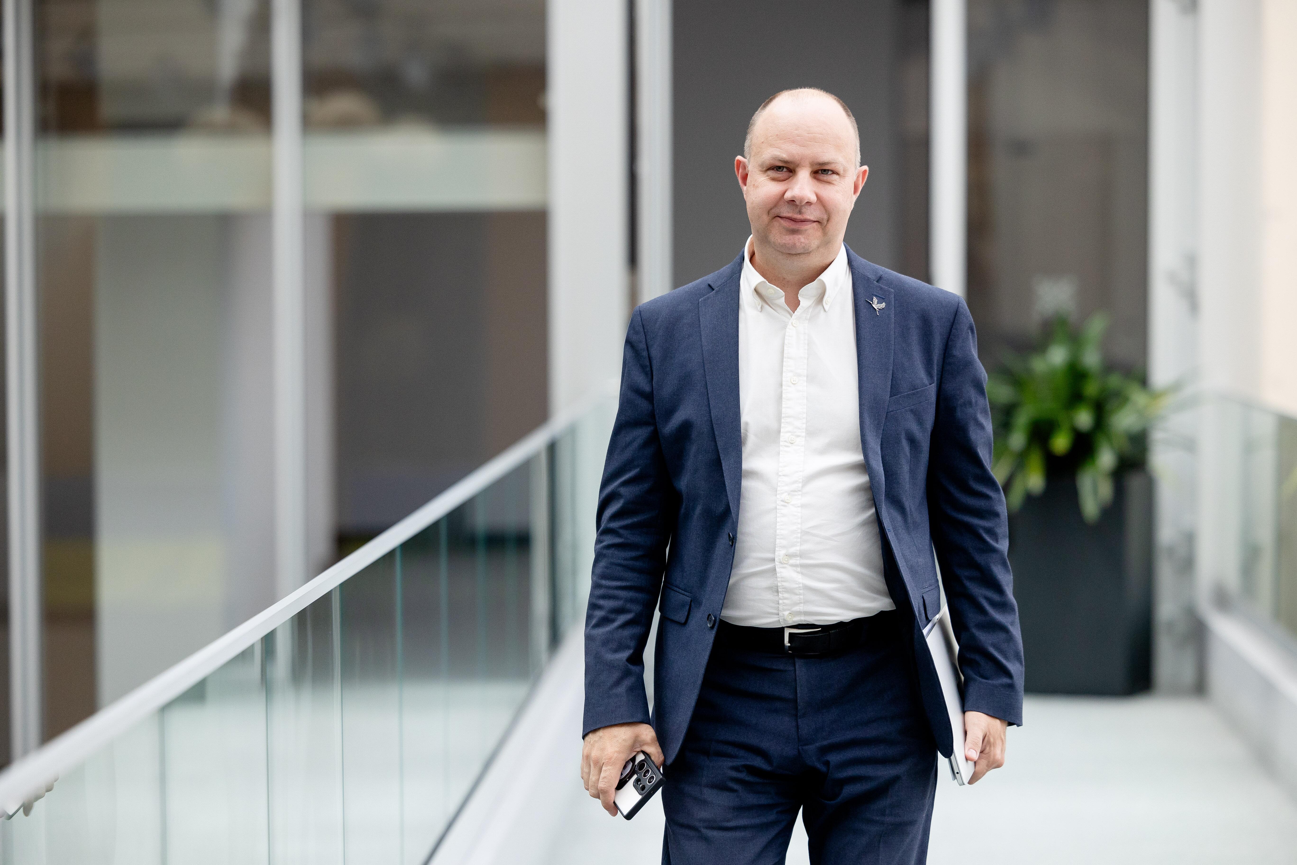 Stabdys: pasak A. Verygos, dabar vaizdas toks: jei iškėlėme gamybą į Indiją ar Kiniją, tai jau lyg nebeteršiame. Tačiau vis tiek teršiame, o pinigus išvežame kitur. Jei nesikeis reikalavimai, verslas į tai neinvestuos.