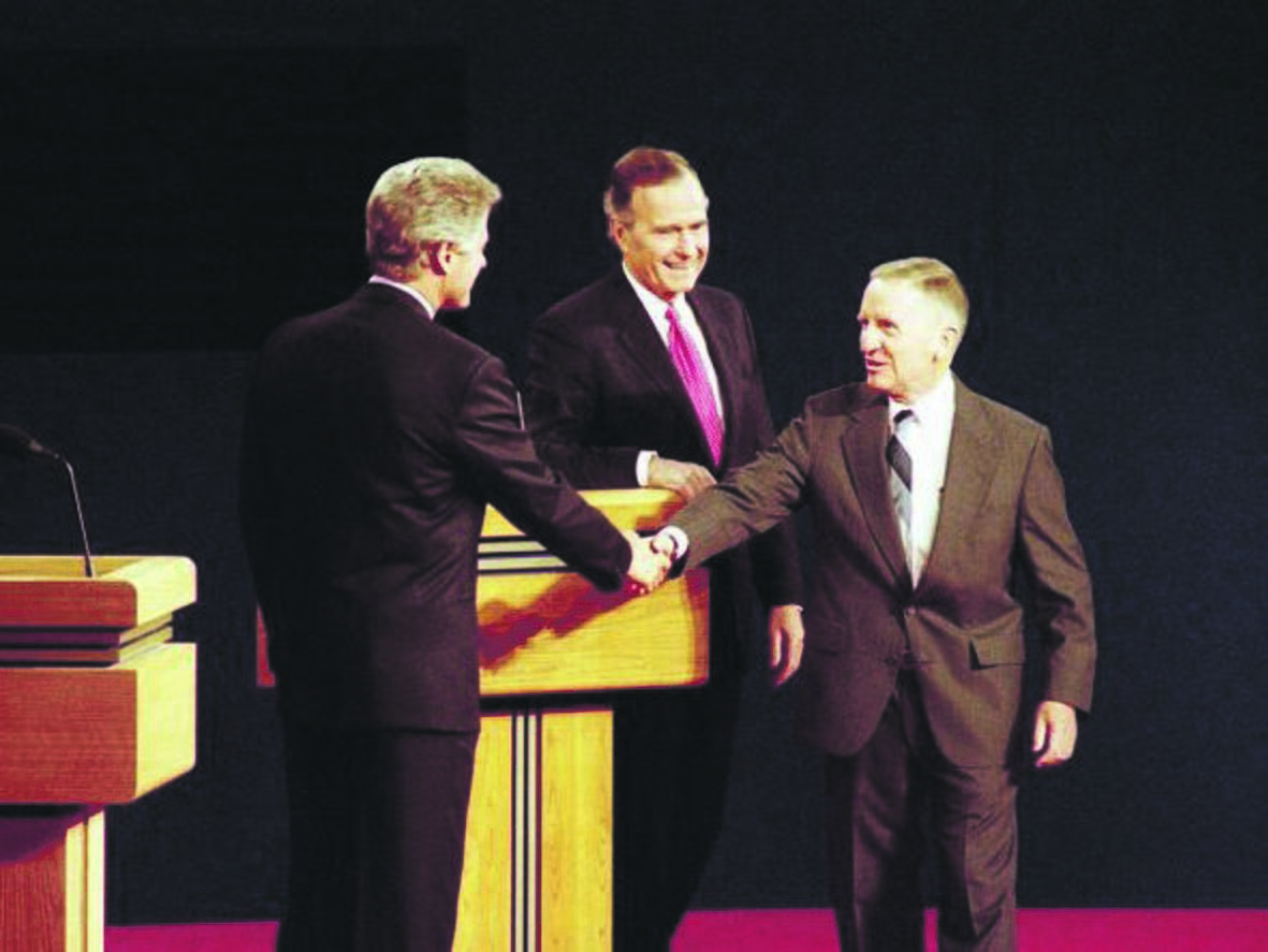 Precedentas: šiandien manoma, kad geriausiai JAV istorijoje pasirodęs nepriklausomas kandidatas į prezidentus R. Perot (nuotraukoje — po debatų 1992 m. spalį spaudžia ranką B. Clintonui, šalia stovi G. Bushas) galėjo laimėti rinkimus, jei jų išvakarėse.
