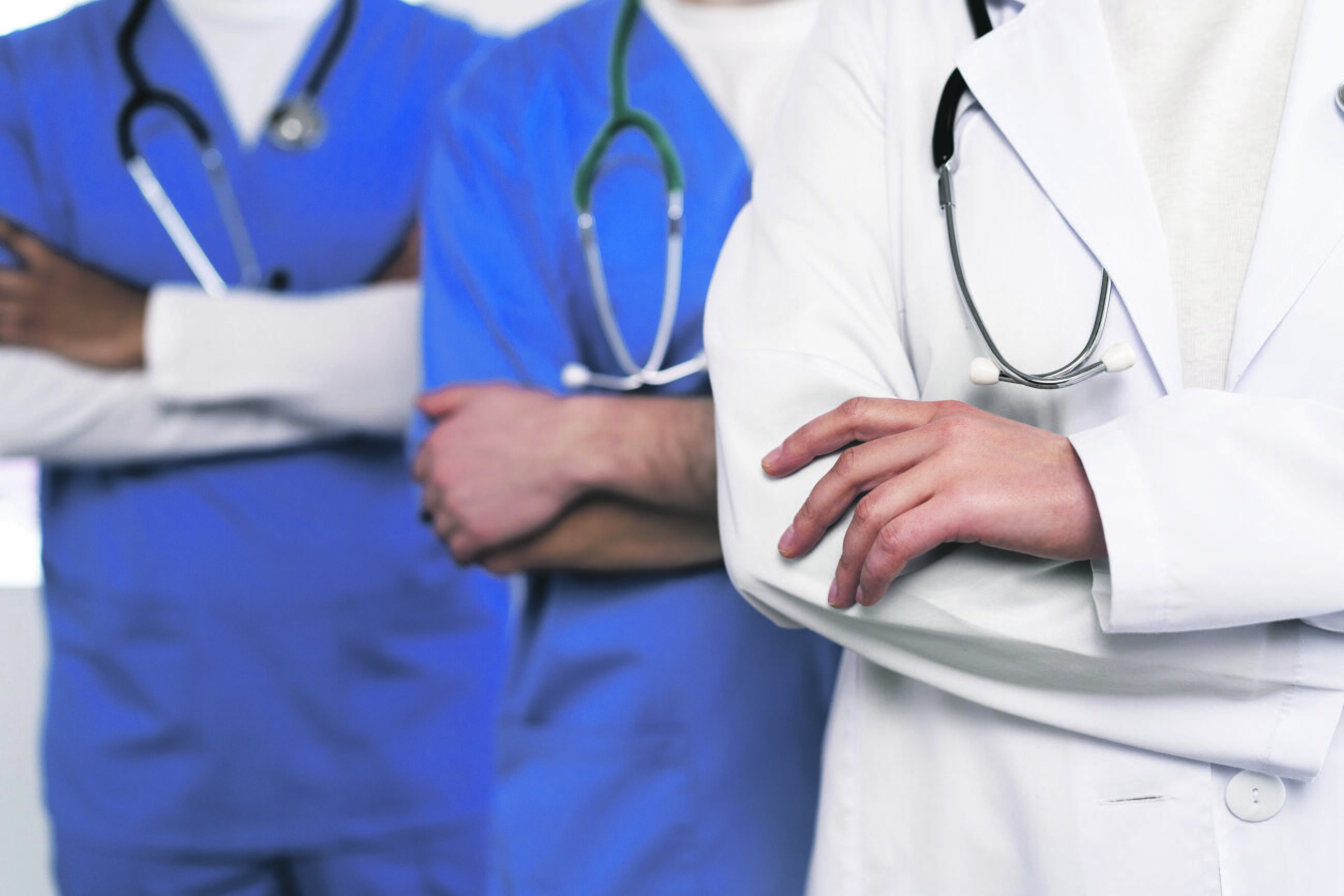 Padariniai: neatsakinga politikų veikla jau lėmė medikų emigraciją, prognozuojama nauja. Tokiu atveju medicinos darbuotojų krūvis taps nepakeliamas, dalis pasitrauks, todėl gerėjančio paslaugų prieinamumo tikėtis sunku. 