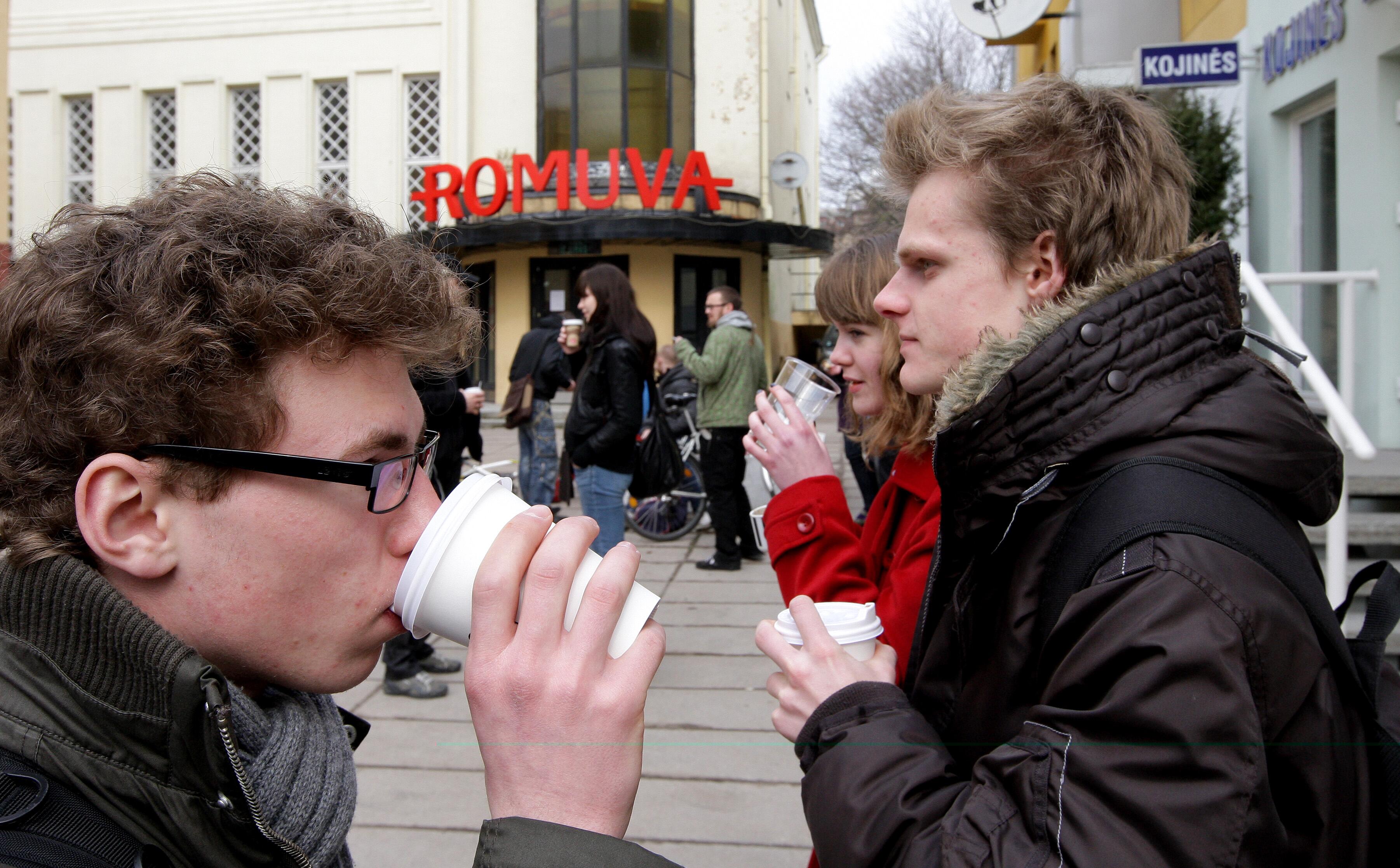 Forma: protestuodami prieš sprendimą „Romuvos“ kino teatrą paversti komercializuota erdve, 2010 m. prie legendinio pastato rinkosi „Žmonės kavingais veidais“.